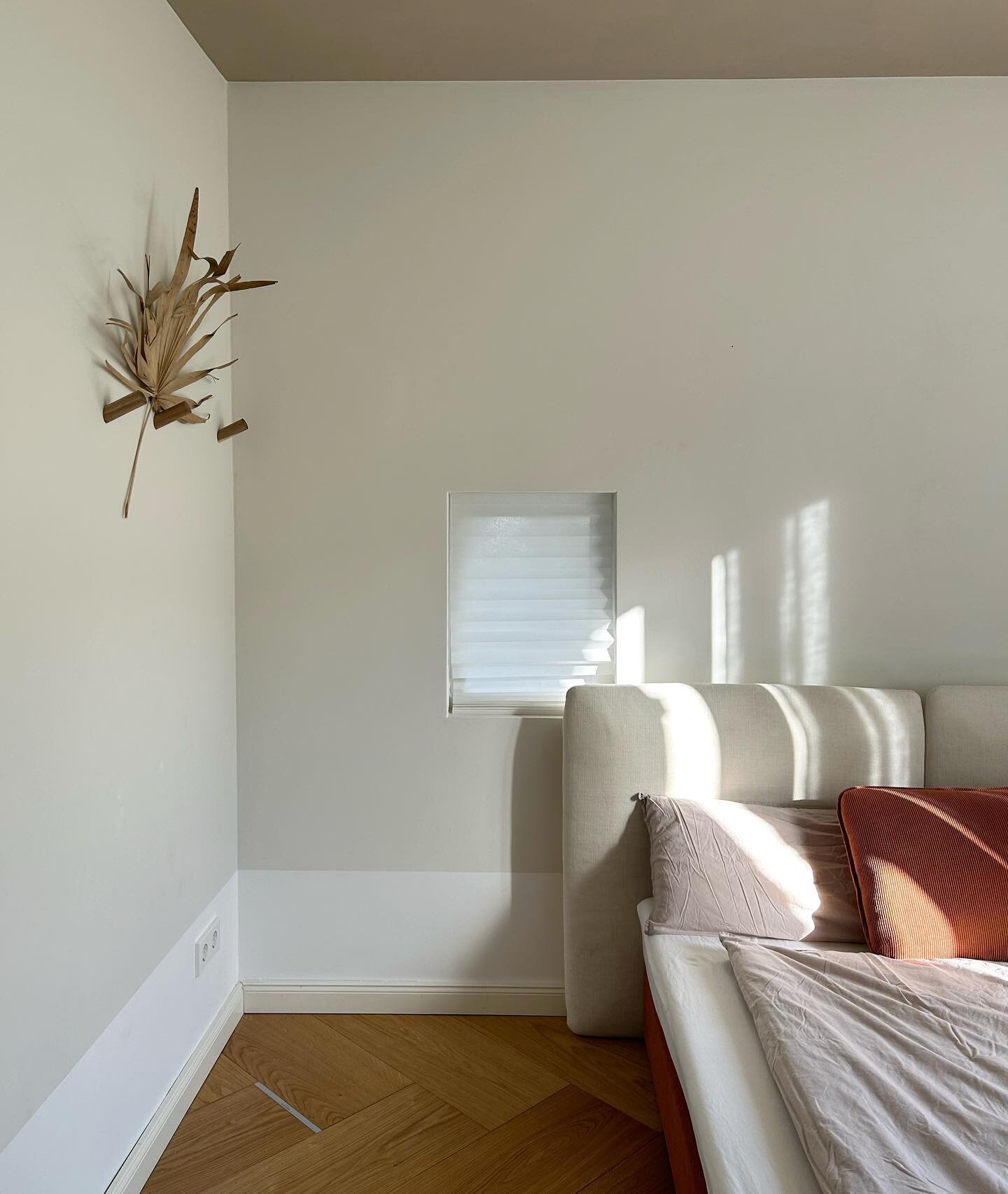 S L O M O
Heute genie&szlig;en wir das verl&auml;ngerte Wochenende im Slomo-Modus.

#iicnevershown #guestroom #light #interior #kernsanierung #altbauliebe #iic_official