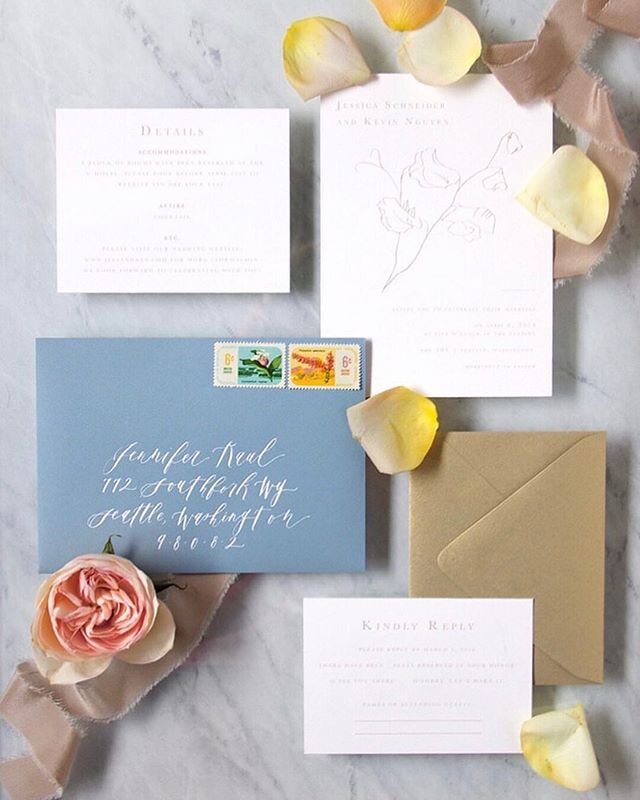 Holiday cards and letters are arriving to our London home and it is bringing me so much joy! Email is the fast way to connect with loved ones, but nothing beats snail mail and beautiful, tangible paper goods. This stationery suite is by @thefancycats