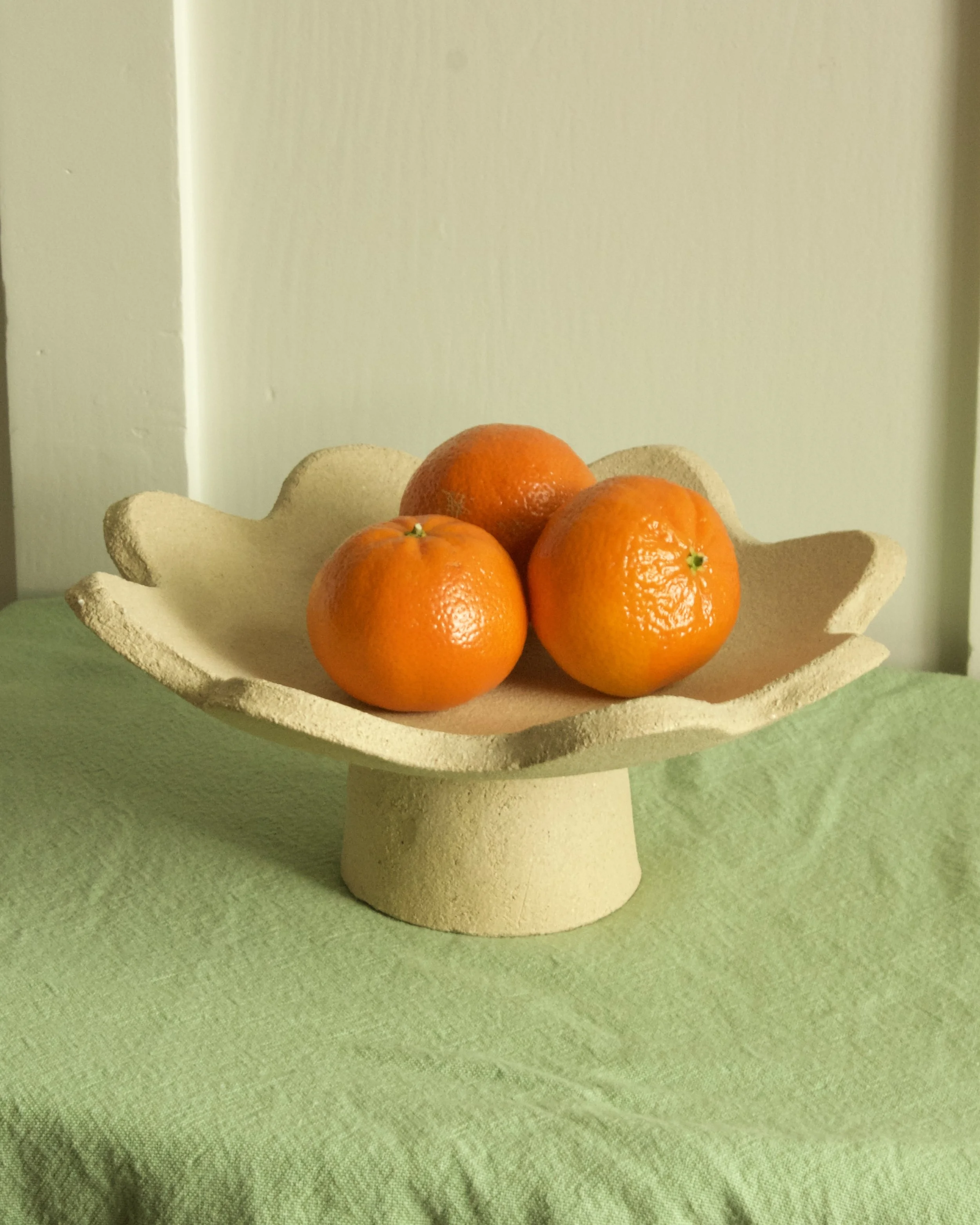 Sandy Small Scallop Pedestal