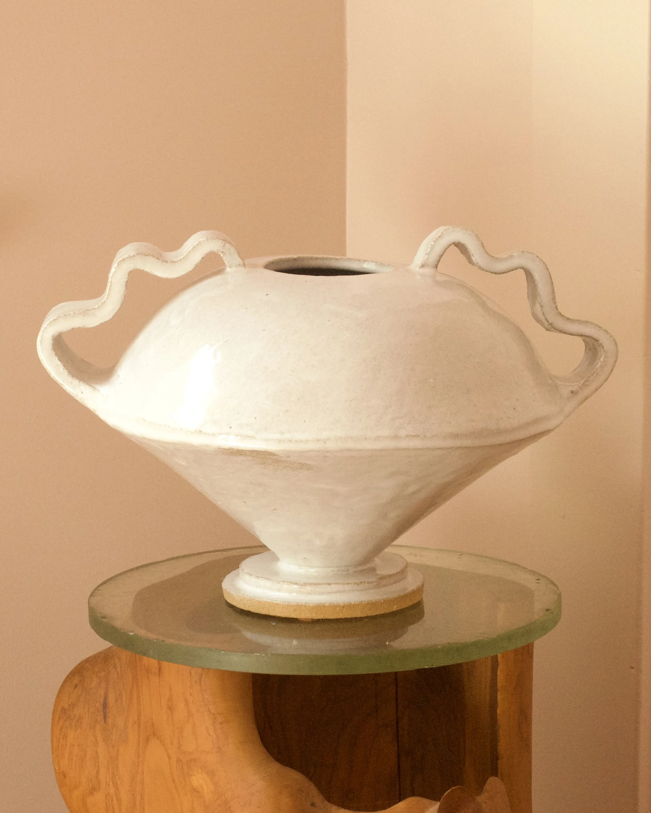 Dandelion White Wavy Globe Vase