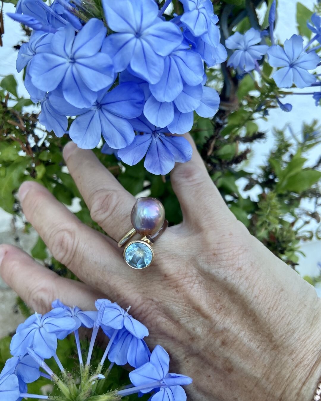 Im Sommer kann man alles tragen.
Der zarte Schimmer der Perle trifft auf blauen Topas

#summertime 
#perlenschmuck 
#blauertopas 
#mixandmatchjewelry