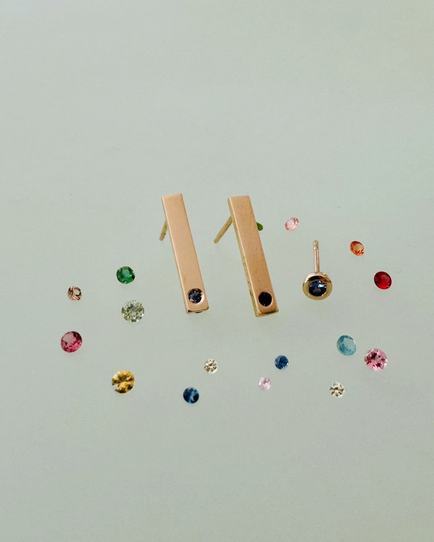 Saphir (gr. &bdquo;blau&ldquo;) muss aber nicht immer kornblumenblau sein! Zum Gl&uuml;ck kann man aus vielen Farben w&auml;hlen ❣️