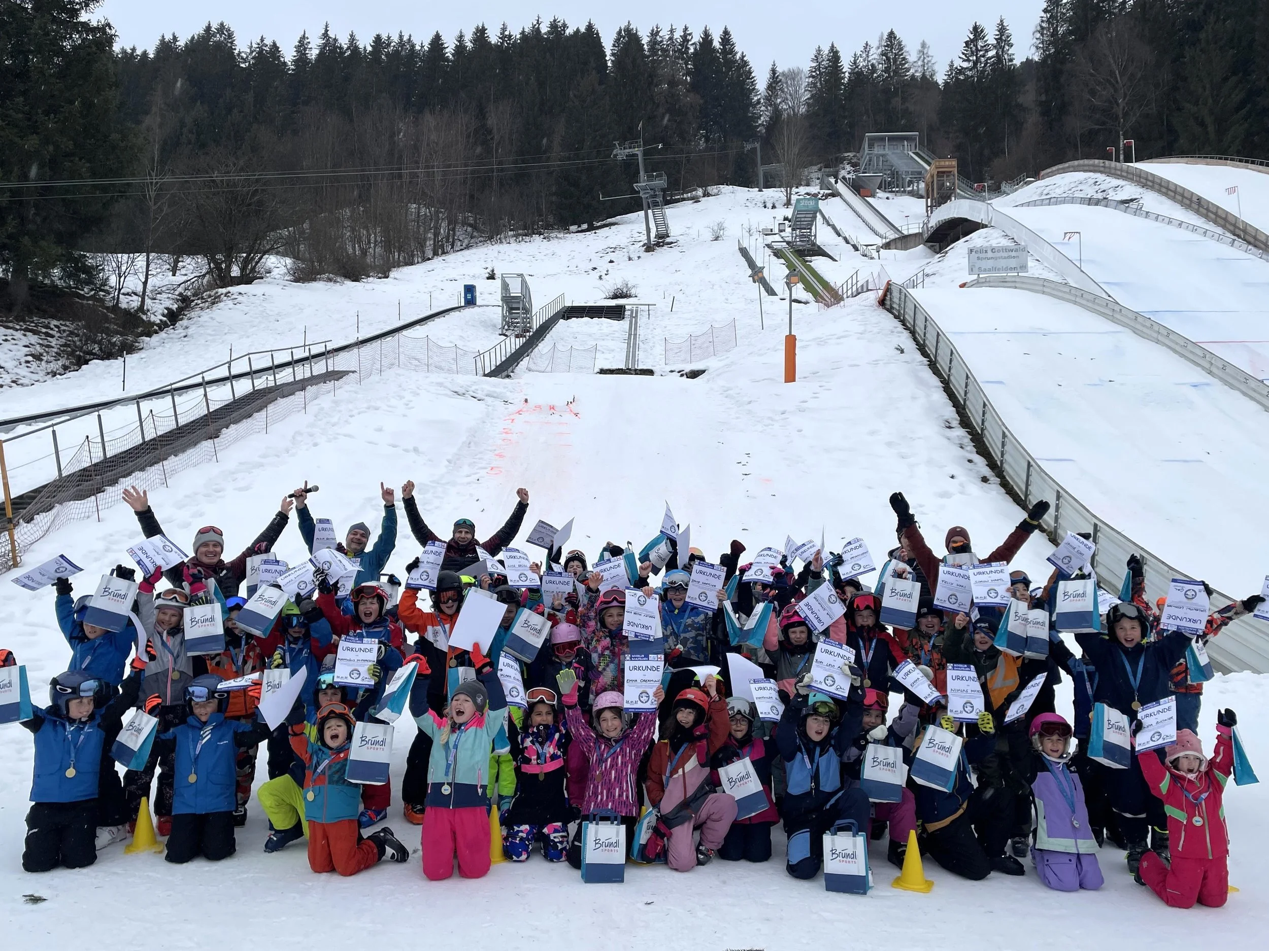 ÜBER 60 KINDER WOLLTEN IM PINZGAU FLIEGEN LERNEN KINDER-SCHANZENFEST DES SK SAALFELDEN EIN VOLLER ERFOLG