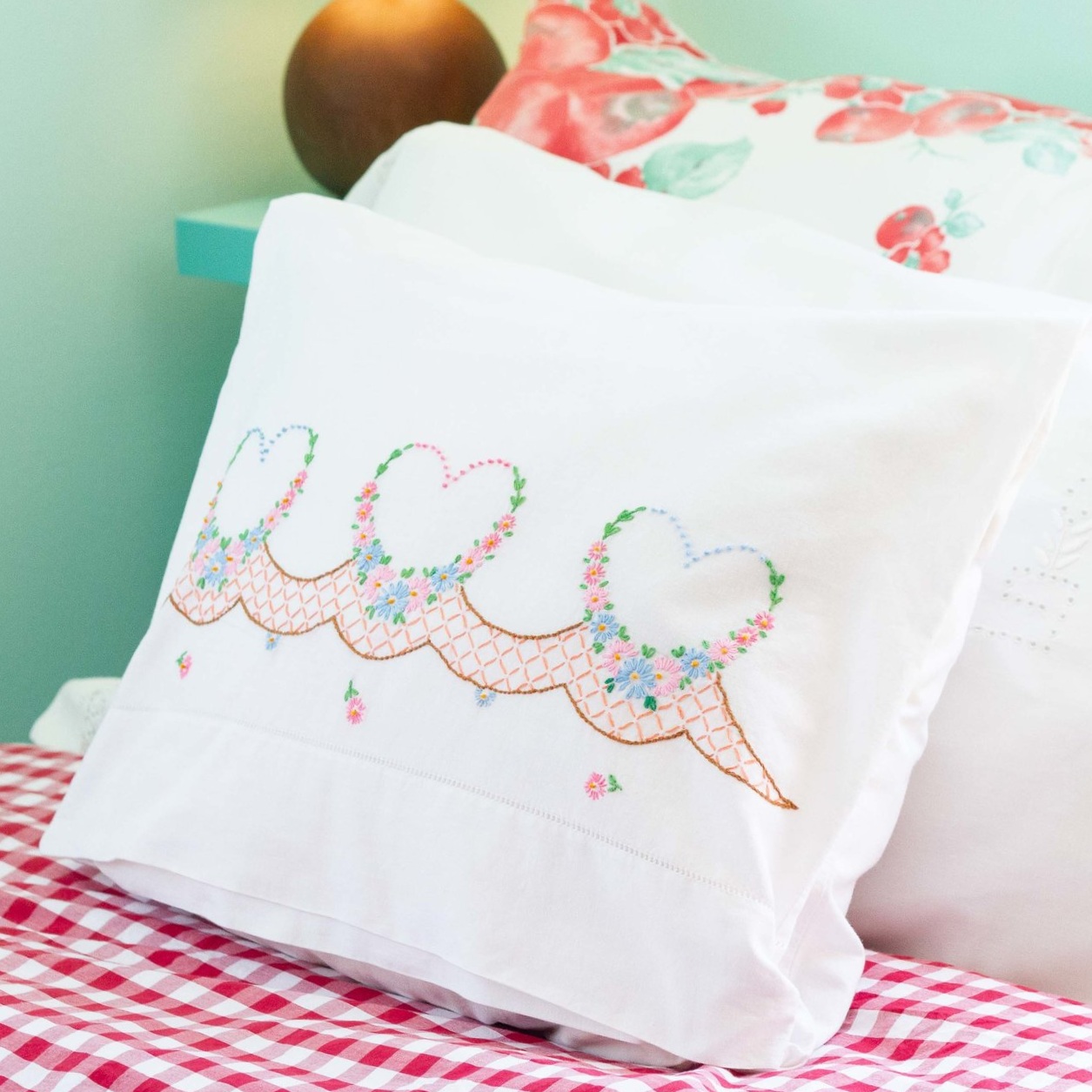 Accent pillow with button closures