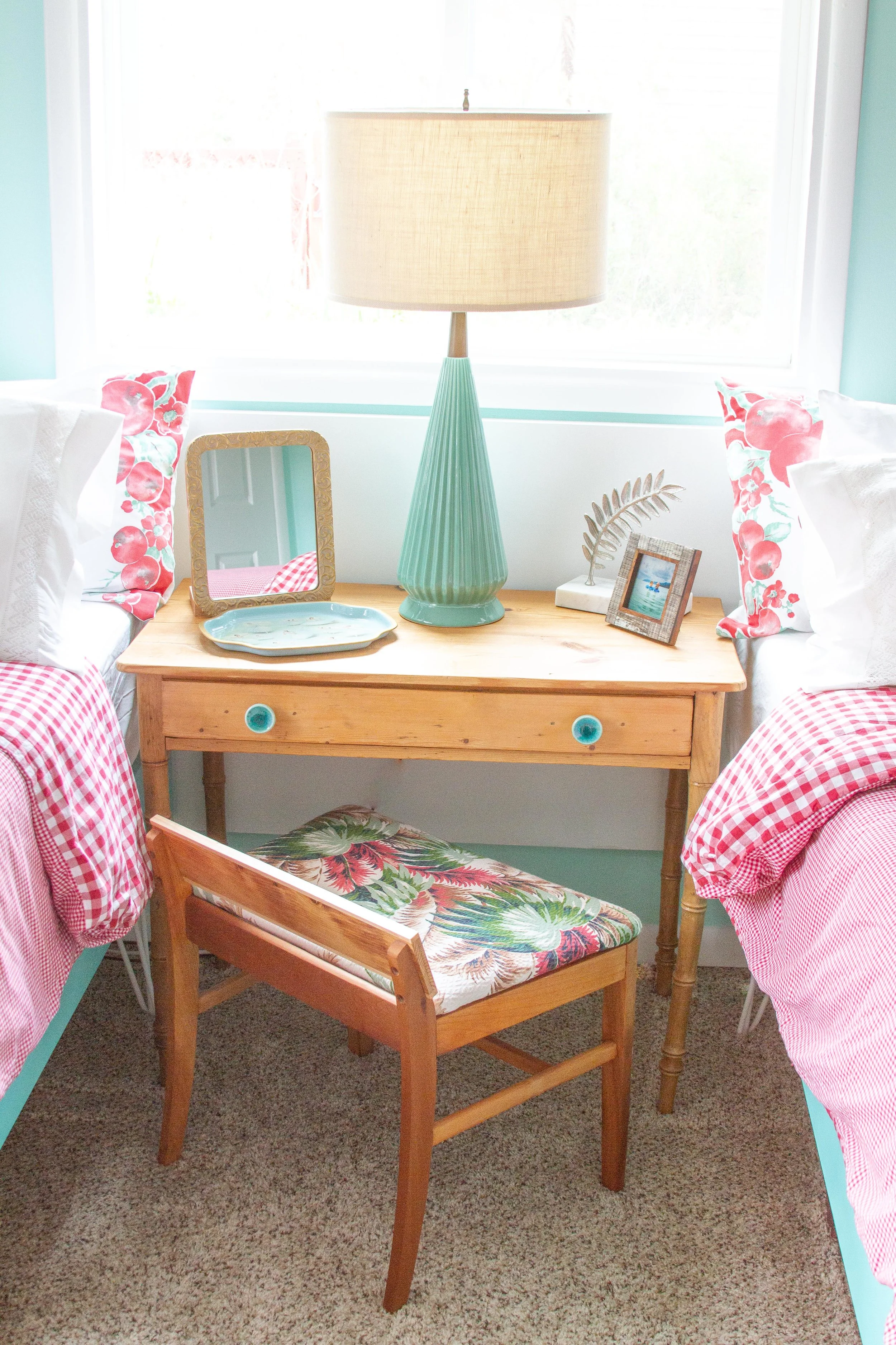 The refreshed vintage table and a refinished bench
