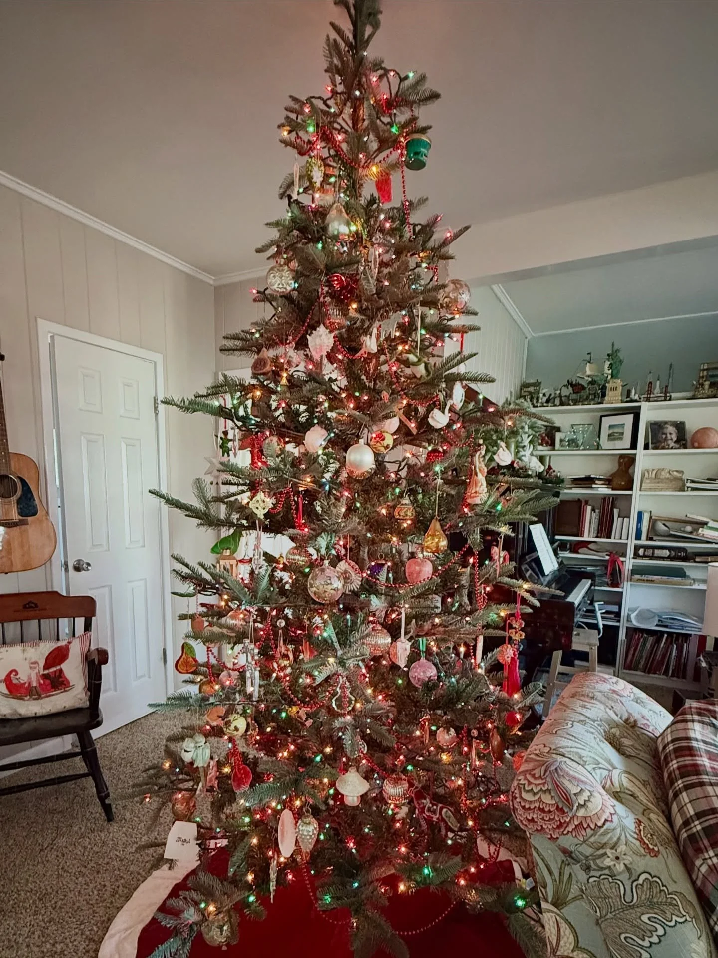 Our new tree is lovely! It was gifted by @kingofchristmas in a previous collaboration, and I am thrilled by how many ornaments we were able to hang &mdash; and they look stunning. 

I put 1000 colored lights on it, and the effect is glorious! 

So ar