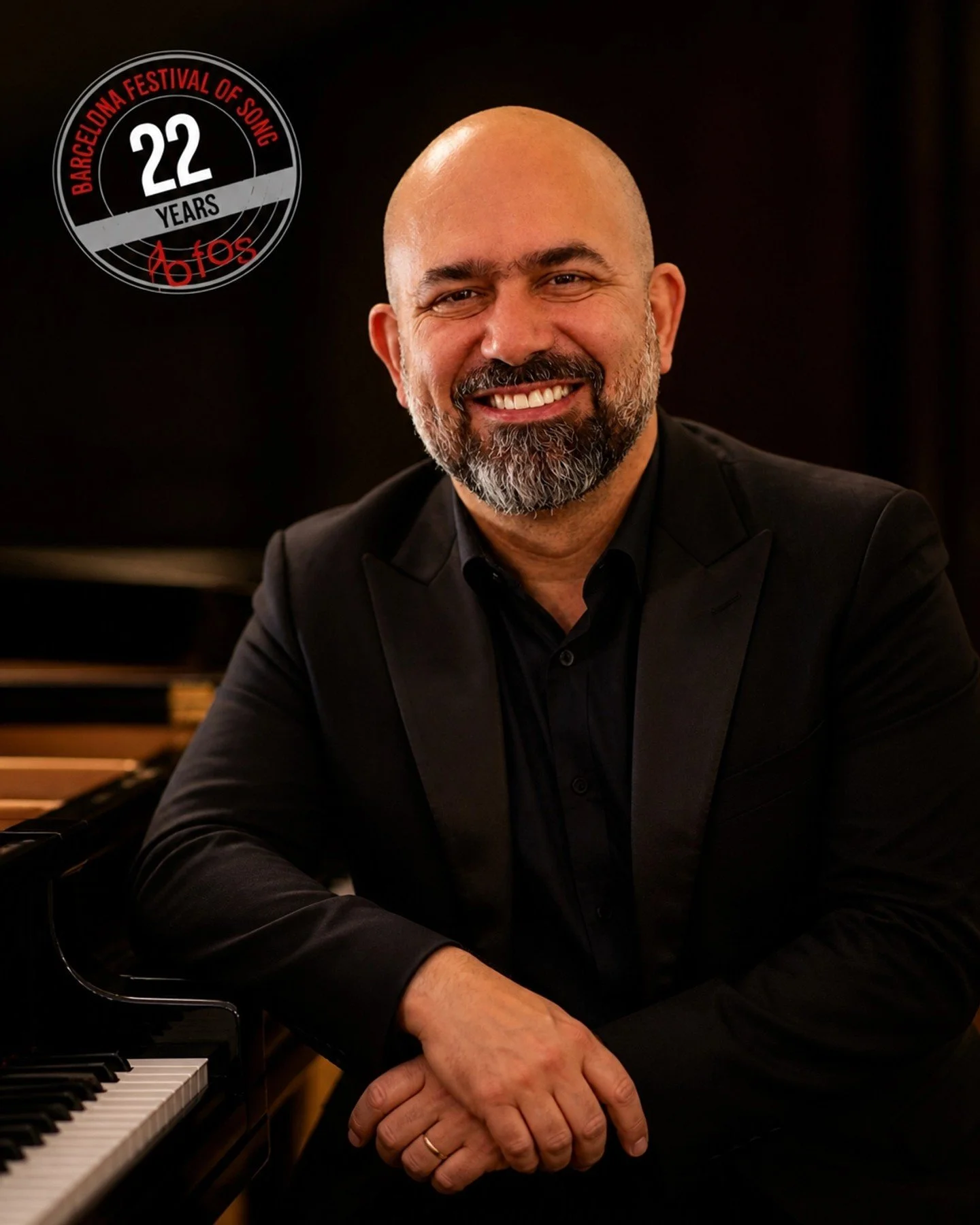Meet Marcelo Pimenta, the heartbeat of our opening production. 🎹

CAT: Coneixeu a Marcelo Pimenta, el talent al piano per a ROSAMOR. 🎹 Amb una formaci&oacute; que uneix la m&uacute;sica cl&agrave;ssica i l'excel&middot;l&egrave;ncia professional, e