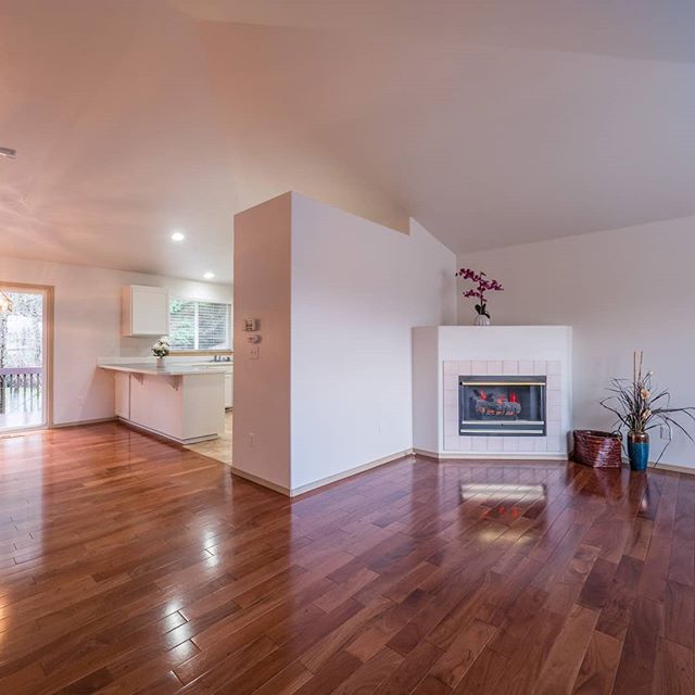 Living room, beautiful new listing in Marysville by @serving_military_and_veterans
.
.
.
#realestatephotography #photography #Commercial #commercialphotography #RealEstate #woodfloors #marysvillewa #pnw #washingtonstate #nohdr #cozy #home #pcs #pcsin