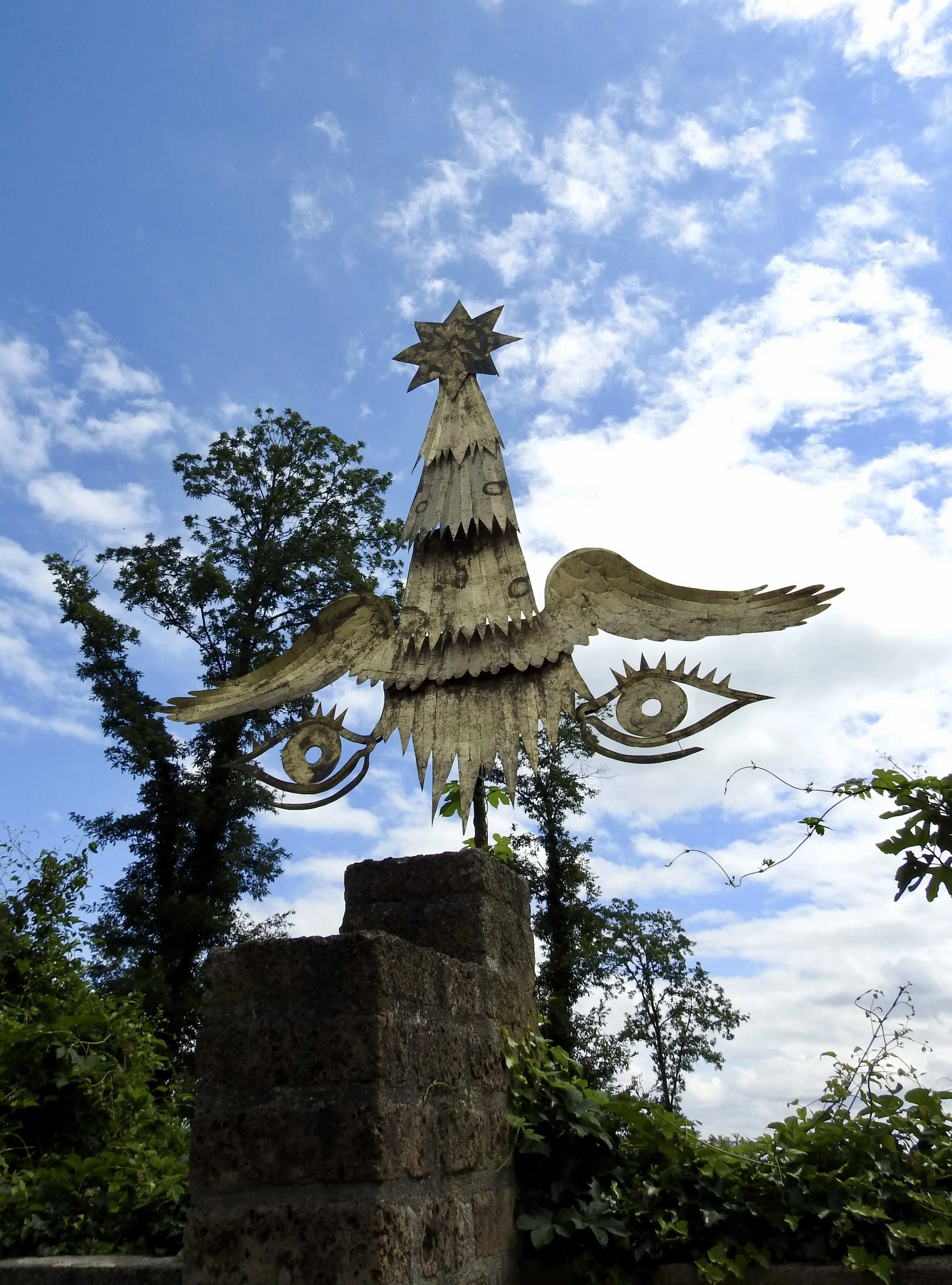 Winged eyes, a common symbol at la Scarzuola. Photo by Renée DeVoe Mertz.