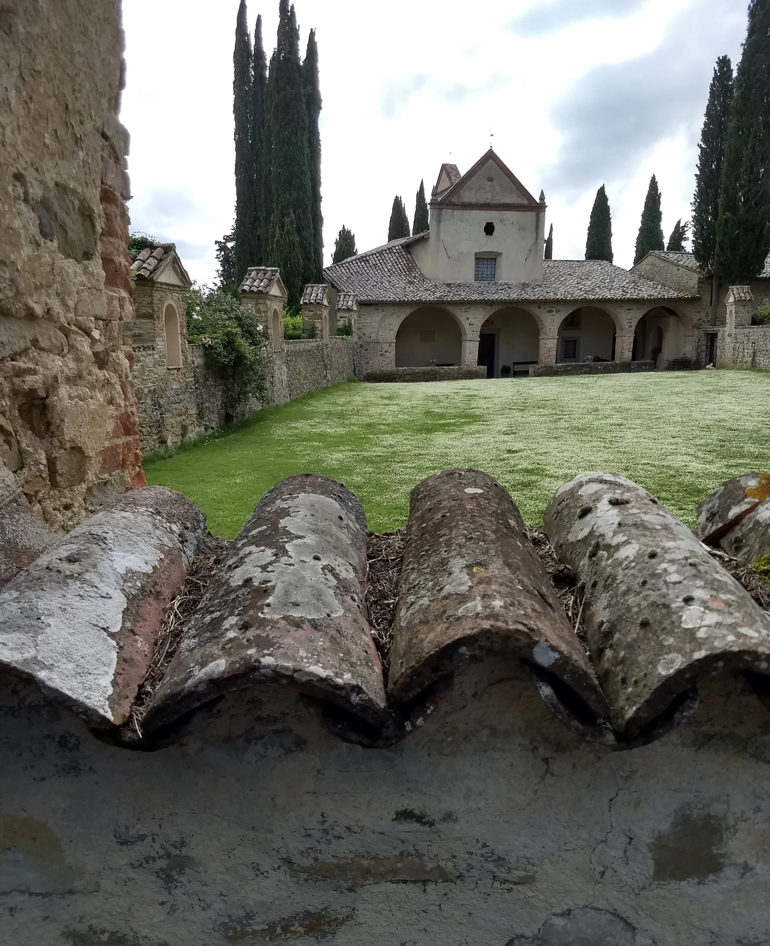 View over the exterior wall to the first courtyard and church at la Scarzuola. Photo by Renée DeVoe Mertz.
