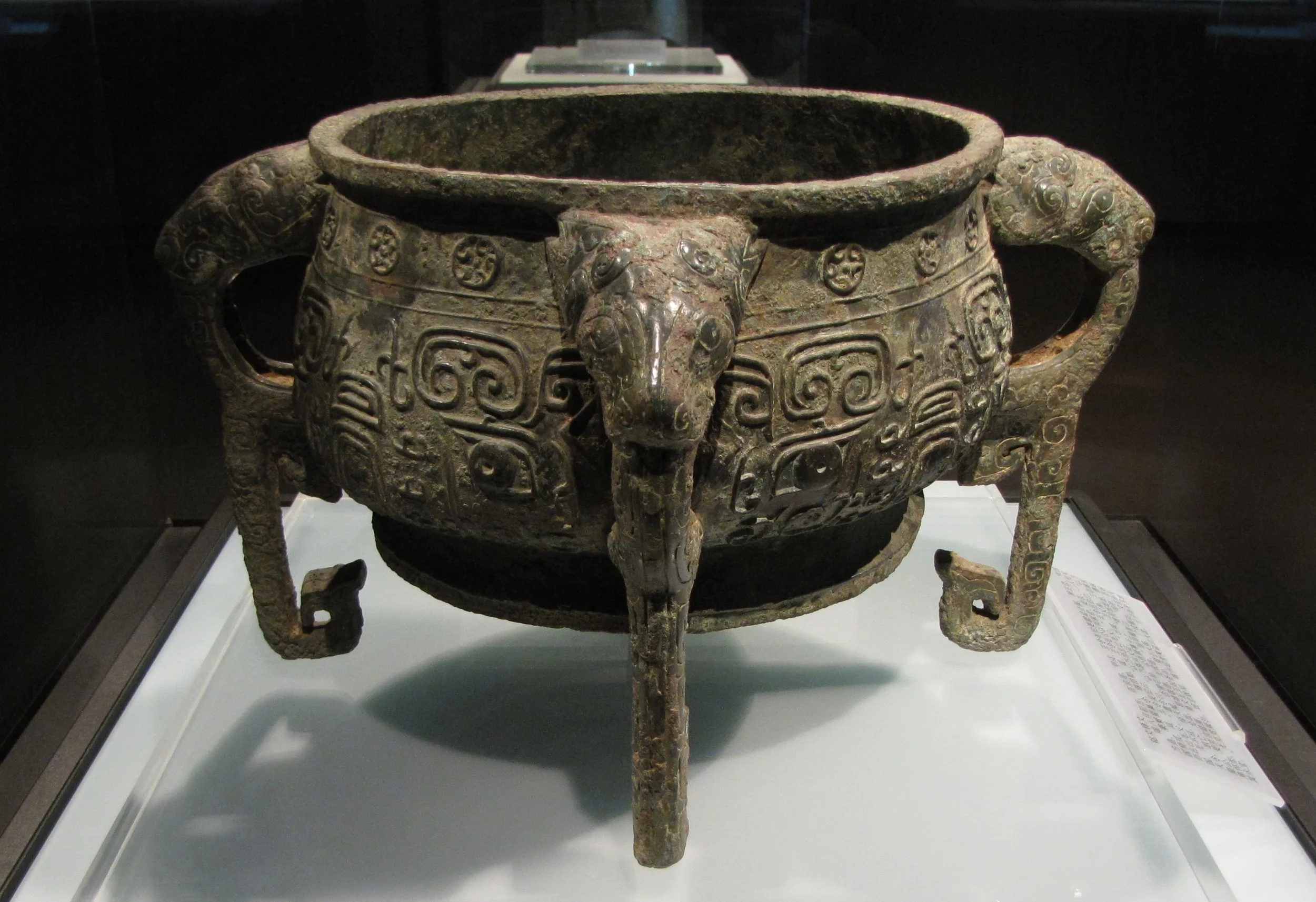Gui food container with taotie and leopard (?) designs in the Capital Museum, Beijing. Mid-10th–mid-9th century BCE, Western Zhou period. Photo by Renée DeVoe Mertz.