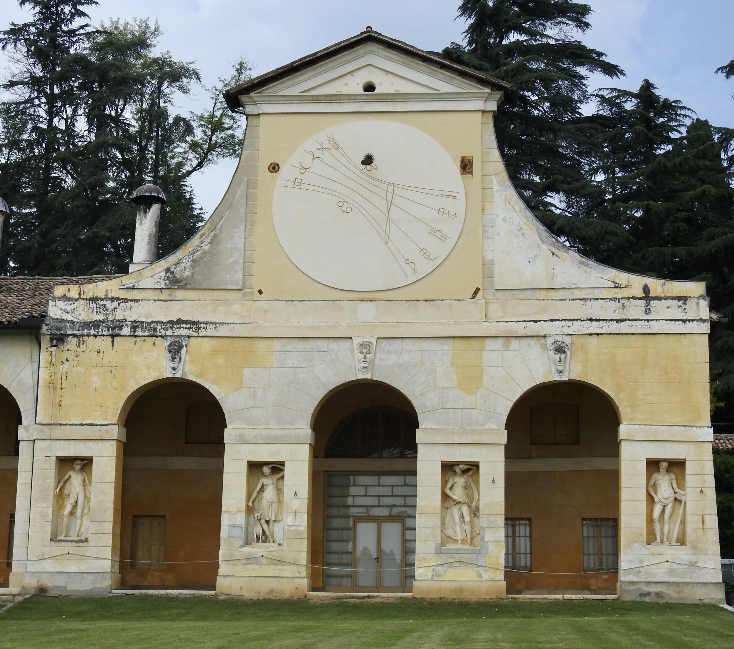Astrological sundial of the northeastern barchessa (Photo by Renée DeVoe Mertz.