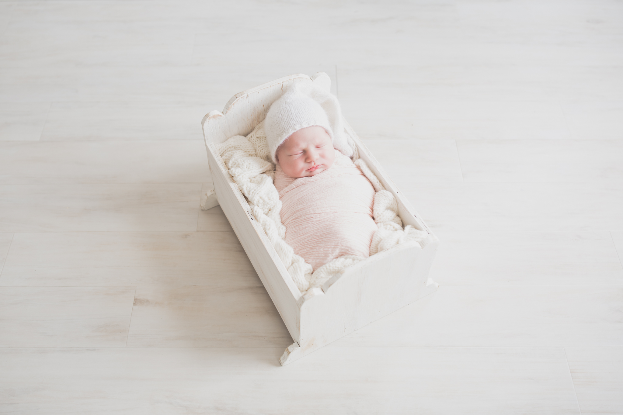 Newborn Photography Nuetral Big Sister | Cara Peterson Photography Rockford IL-6.jpg