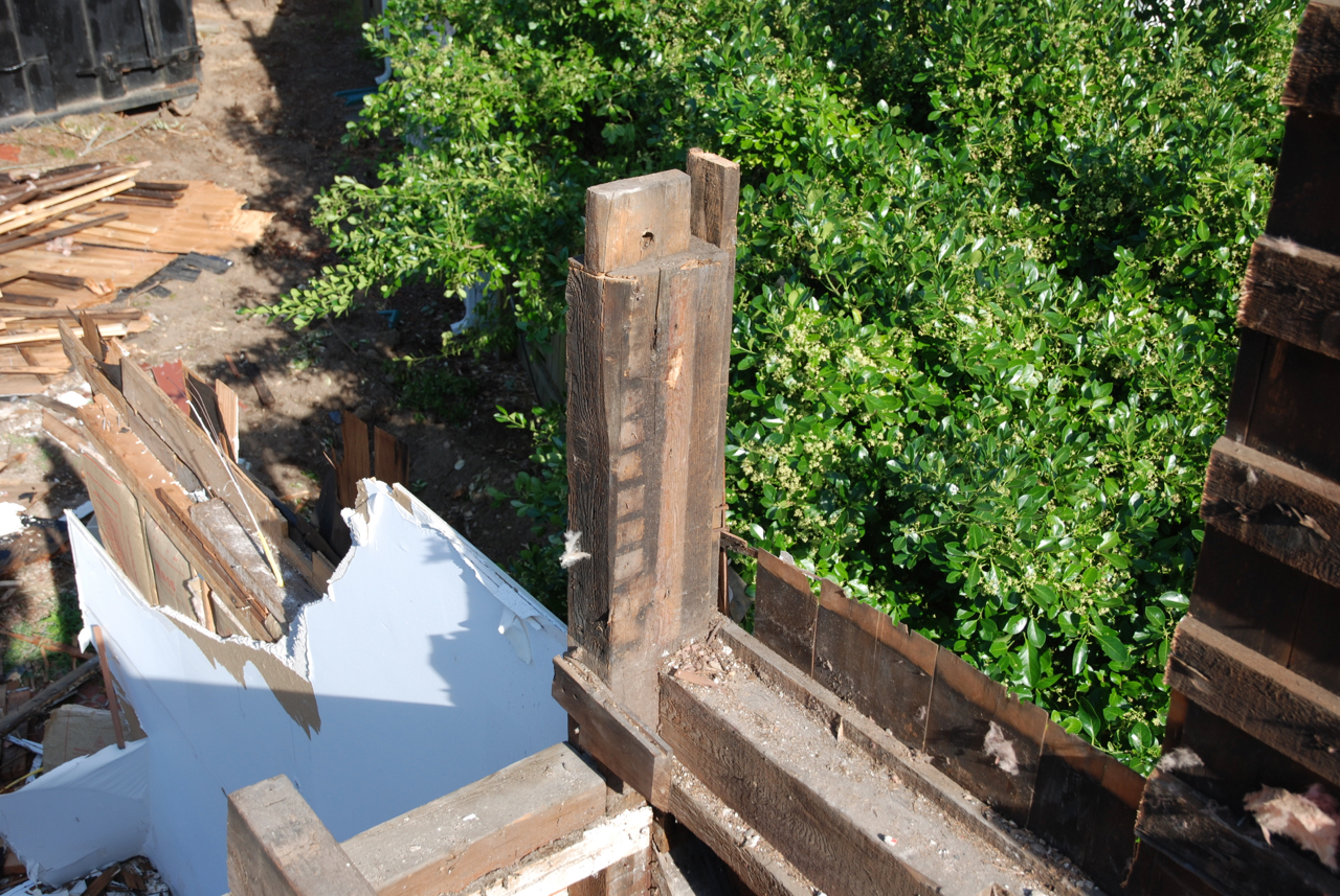 Original SW corner post rising above the 2nd Fl to create front and back knee walls..jpg