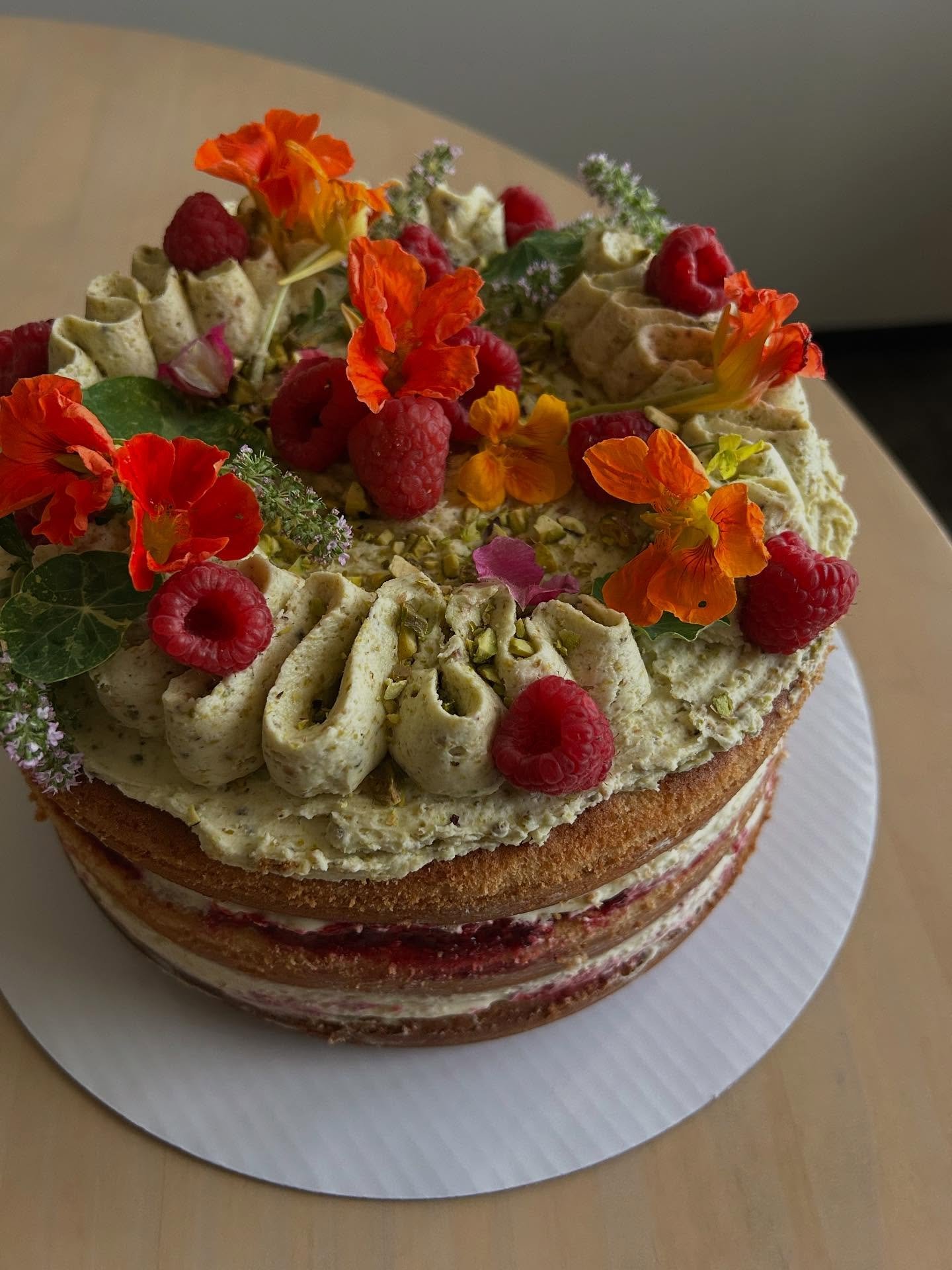 A special summer solstice birthday cake for @hcselman 🌸🌼🌞✨🌐

~vanilla sponge 
~mascarpone mousse 
~raspberry sumac compote
~pistachio buttercream 

And big thanks to @cymulcahy for the generous garden harvest 🌻