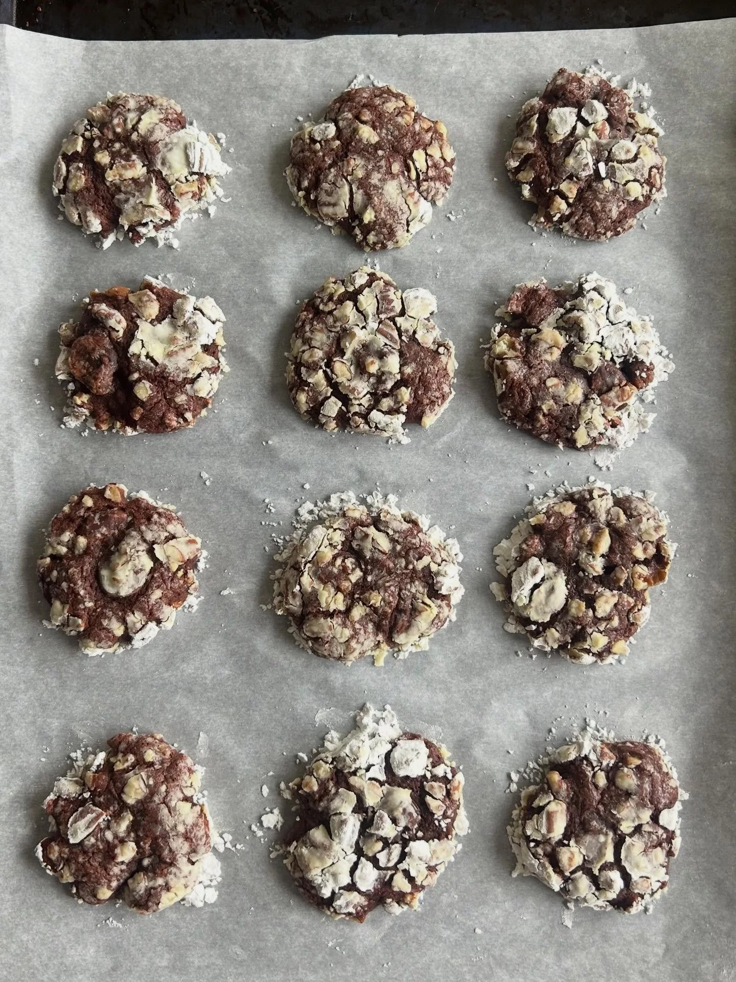 Chocolate banana and pecan crinkle cookies for my first ever holiday cookie swap, gloriously hosted by @thetenorchef . I love an excuse to bake (like one truly needs one?), and after some failed shots at a shortbread recipe earlier in the week, these