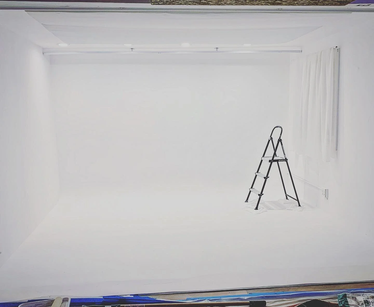 Paint day, so cyc-ed. 🎨 🎥 
(Studio A cyc-wall)