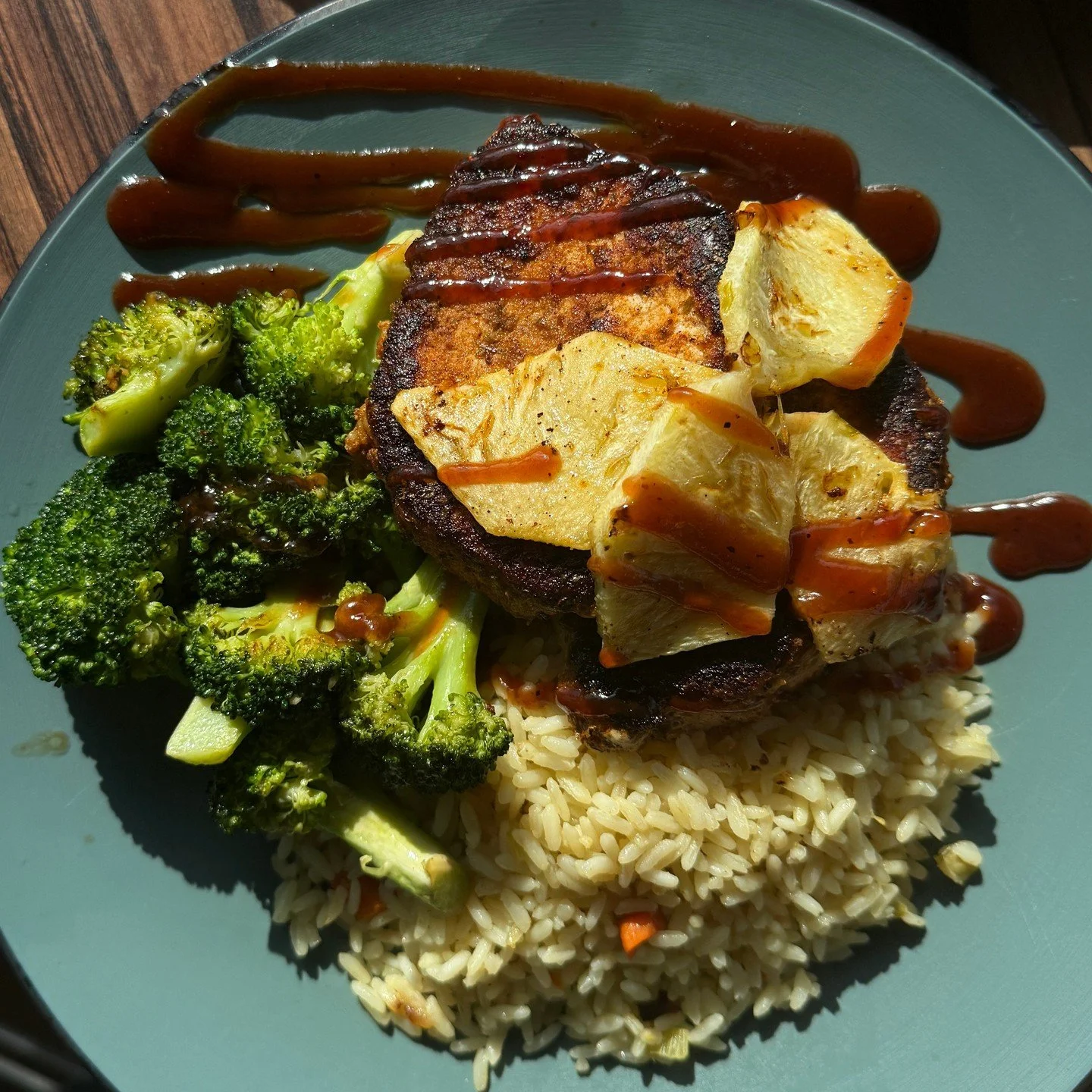 A little sweet, a little smoky 🍍🔥 Hawaiian BBQ Pork Chops: blackened pork, grilled pineapple, and BBQ sauce with rice and veggies. Summer flavors, no matter the season!