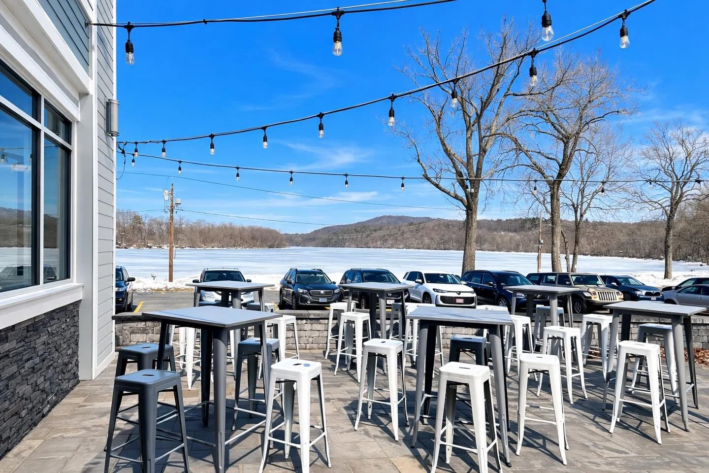 The sun is out and so are our patio tables!☀️ Say goodbye to your winter blues and enjoy the warm weather with us! 😍