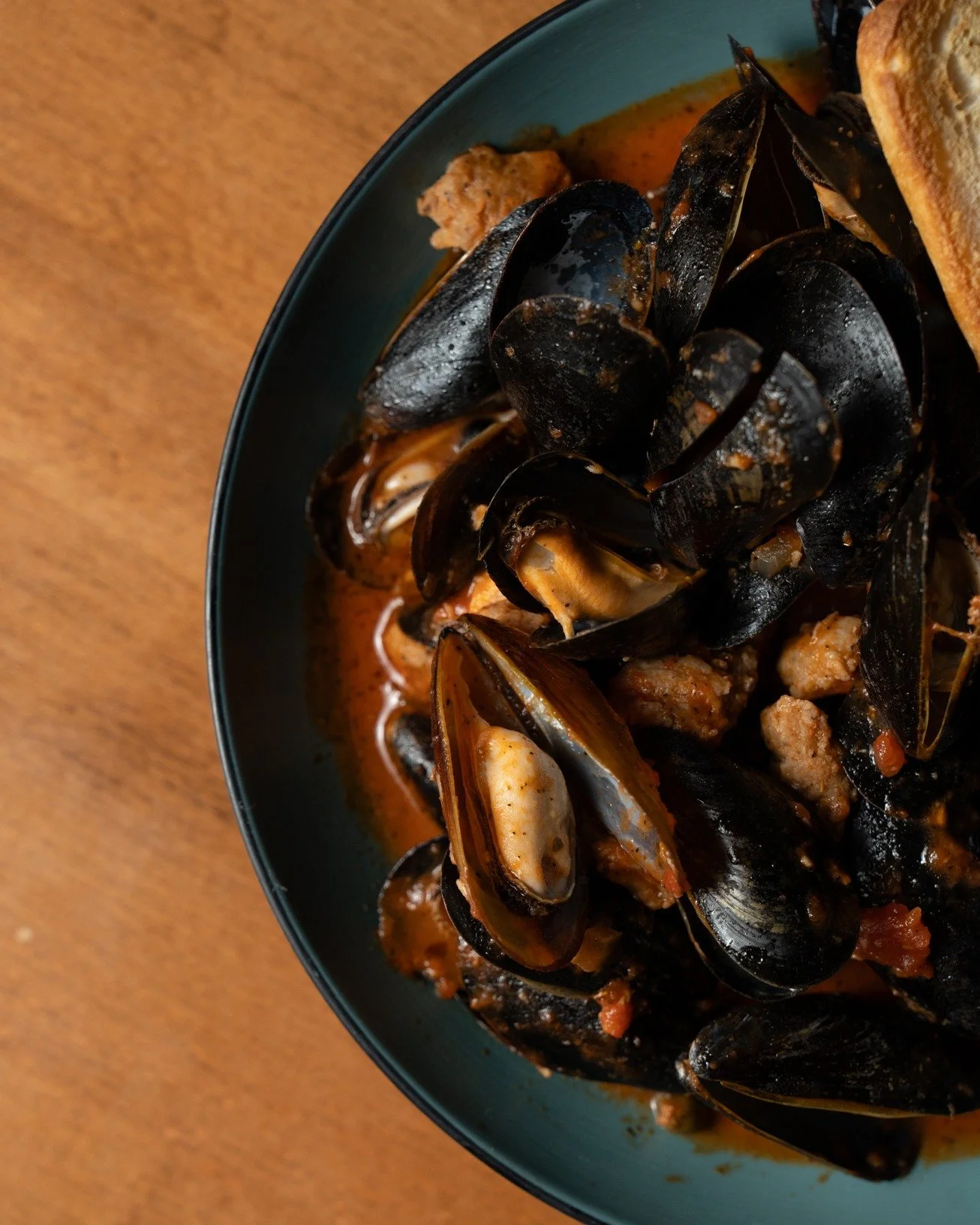 Monday blues? Not here!
Mussels for the win🥖🍅🦪
Italian Sausage | Capers | Spicy Tomato Broth | Ciabatta

#TheBoathouse