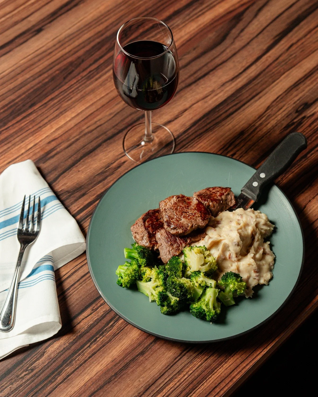 One of our favorites: garlic marinated steak tips, creamy garlic mashed potatoes, the chef&rsquo;s vegetable, and a perfect glass of red wine, what more could you ask for!🥩🥦🍷

#grilledsteaktips #theboathouse