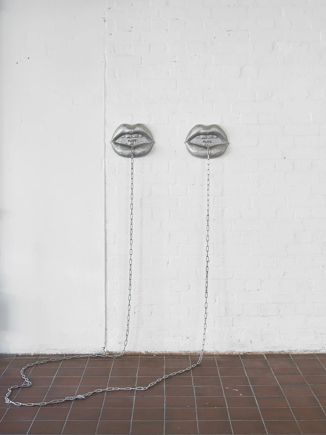 Liz Craft, Between You & Me (I - V) , 2018, Aluminum, steel chain, Pair of mouths: 28 x 21.5 x 5.7 cm / 11 x 8.5 x 2.25 in each, Chain dimensions variable