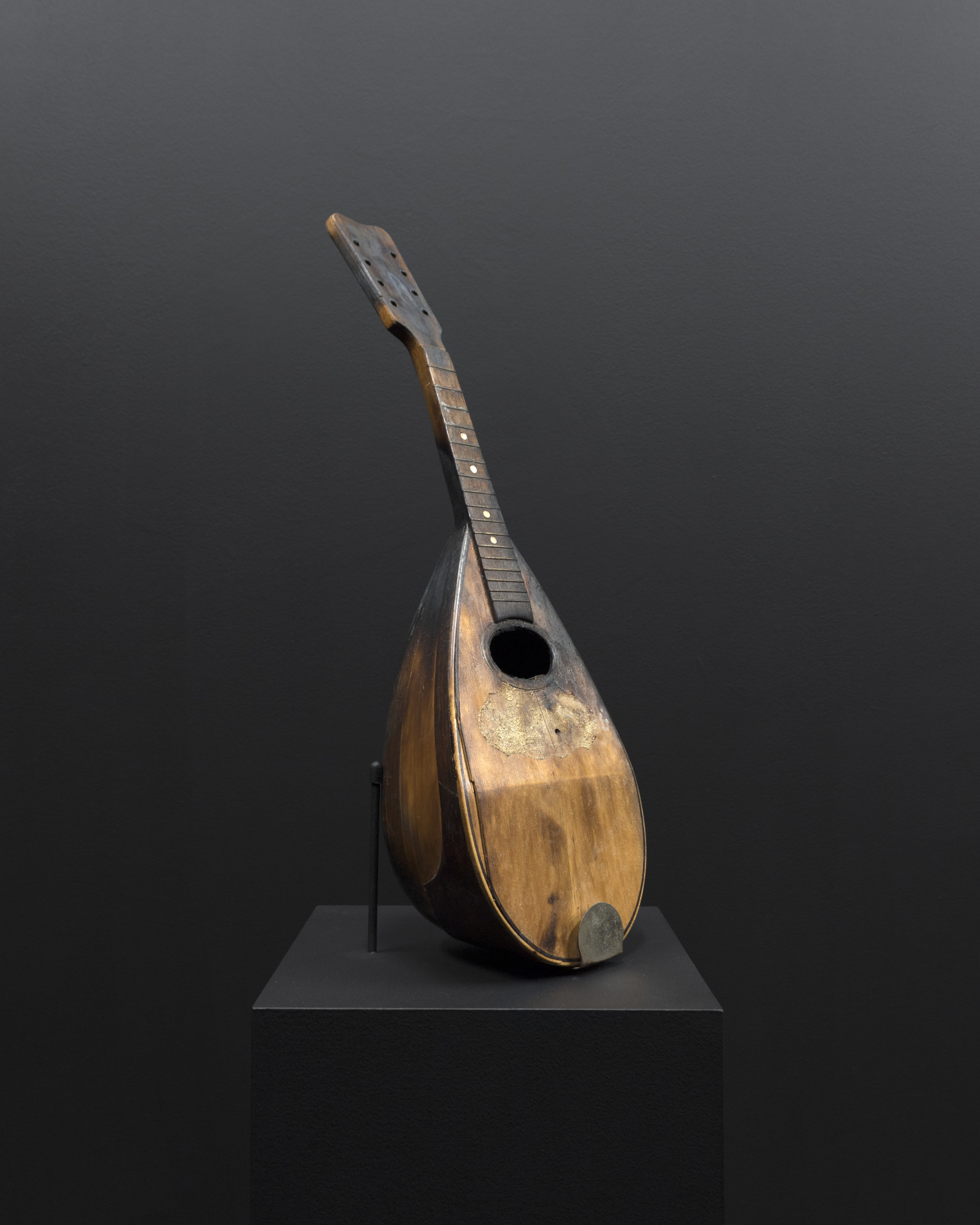  Micca Schippa,  separation of pieces of an organism caused by natural events (i.e. floods, scavengers etc.) , Antique bowl back mandolin. 2018. 