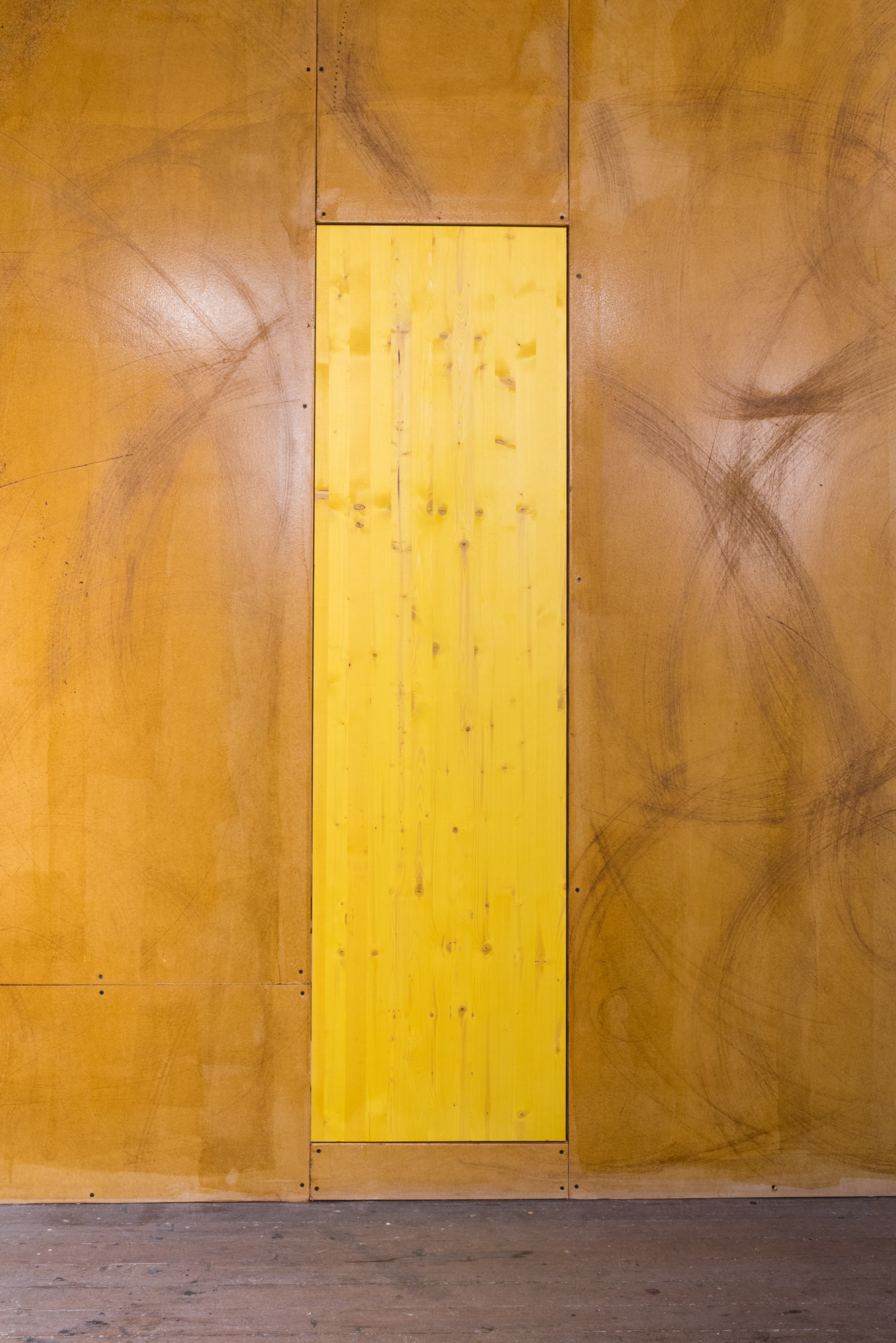  Gabriel Sierra, Trapdoor for Contadina, 2019. Wood plank, yellow stain, 72 x 20 x 1.5 inches. Courtesy of the artist and Kurimanzutto, Mexico; Photo: Preston/Kalogiros; Courtesy of The 500 Capp Street Foundation. 