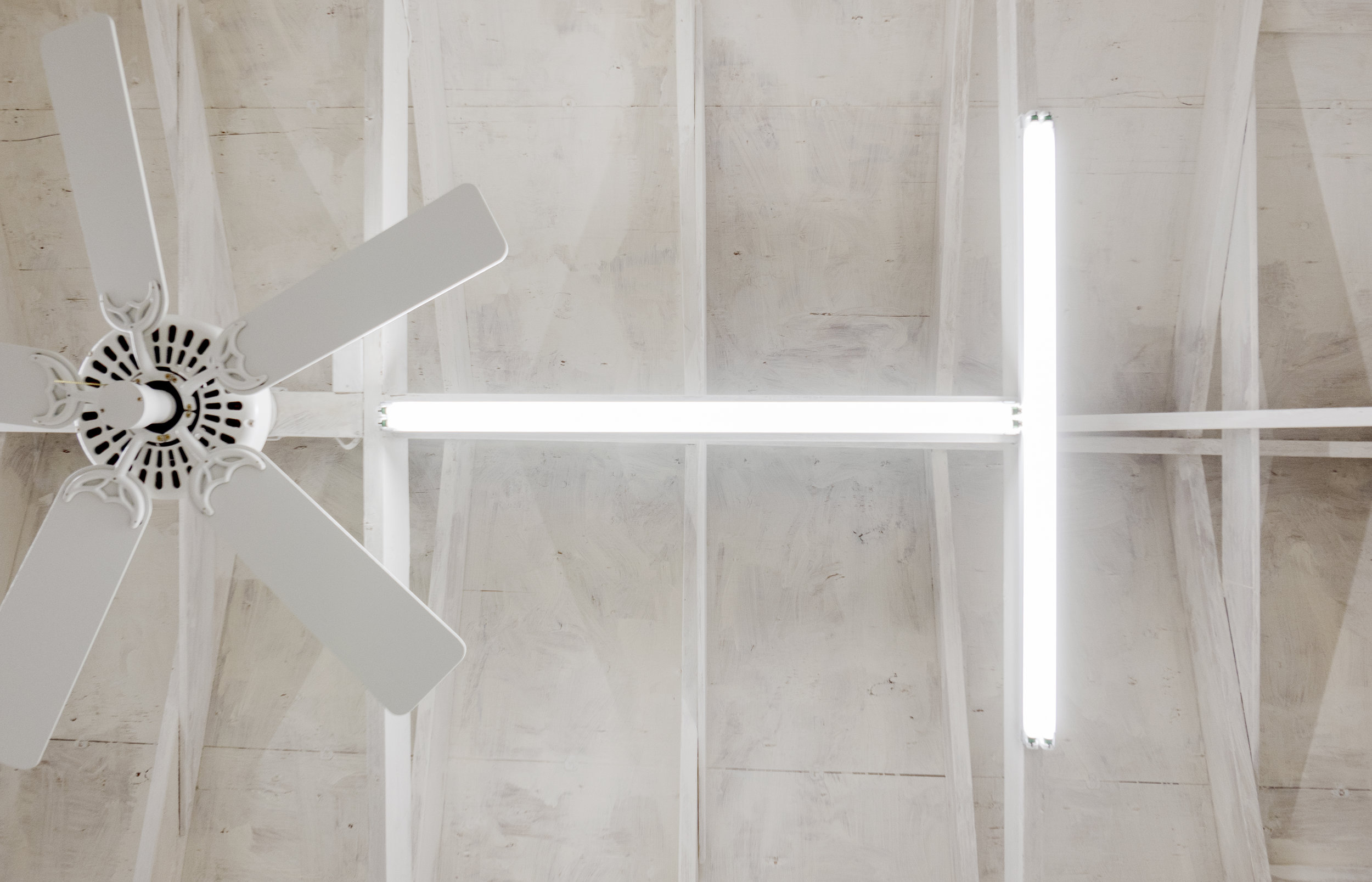     Haynes Riley,  Perpendicular lines,  2019, fluorescent gallery lights, 3 × 3 × 46 in each 