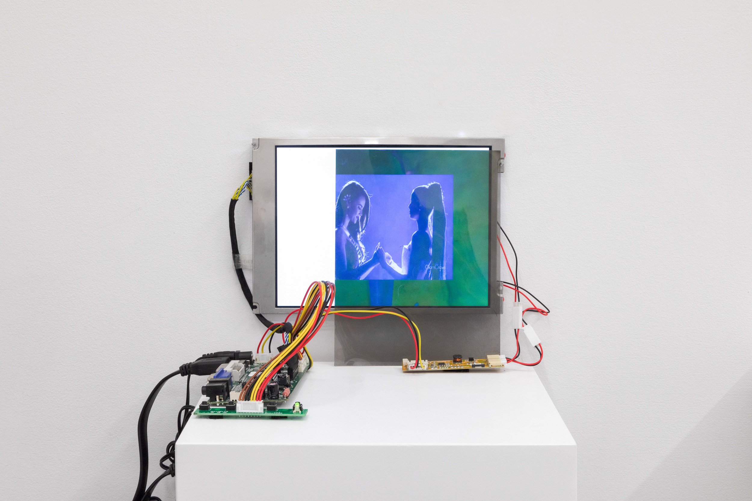  Eileen Isagon Skyers,  Songwriter , 2019, Video installation with opaque two white screens, translucent polarized lens filters and floating shelves, Dimensions variable  