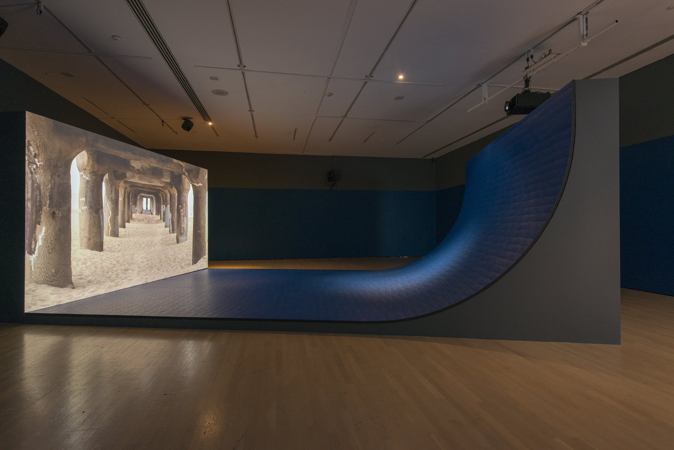 Hito Steyerl, Liquidity Inc., 2014, Single-channel HD video, colour, sound, 30 min and architectural structure, 1/7 257 x 450 x 40 cm (architectural structure), Musée d'art contemporain de Montréal. Photo by Paul Litherland.