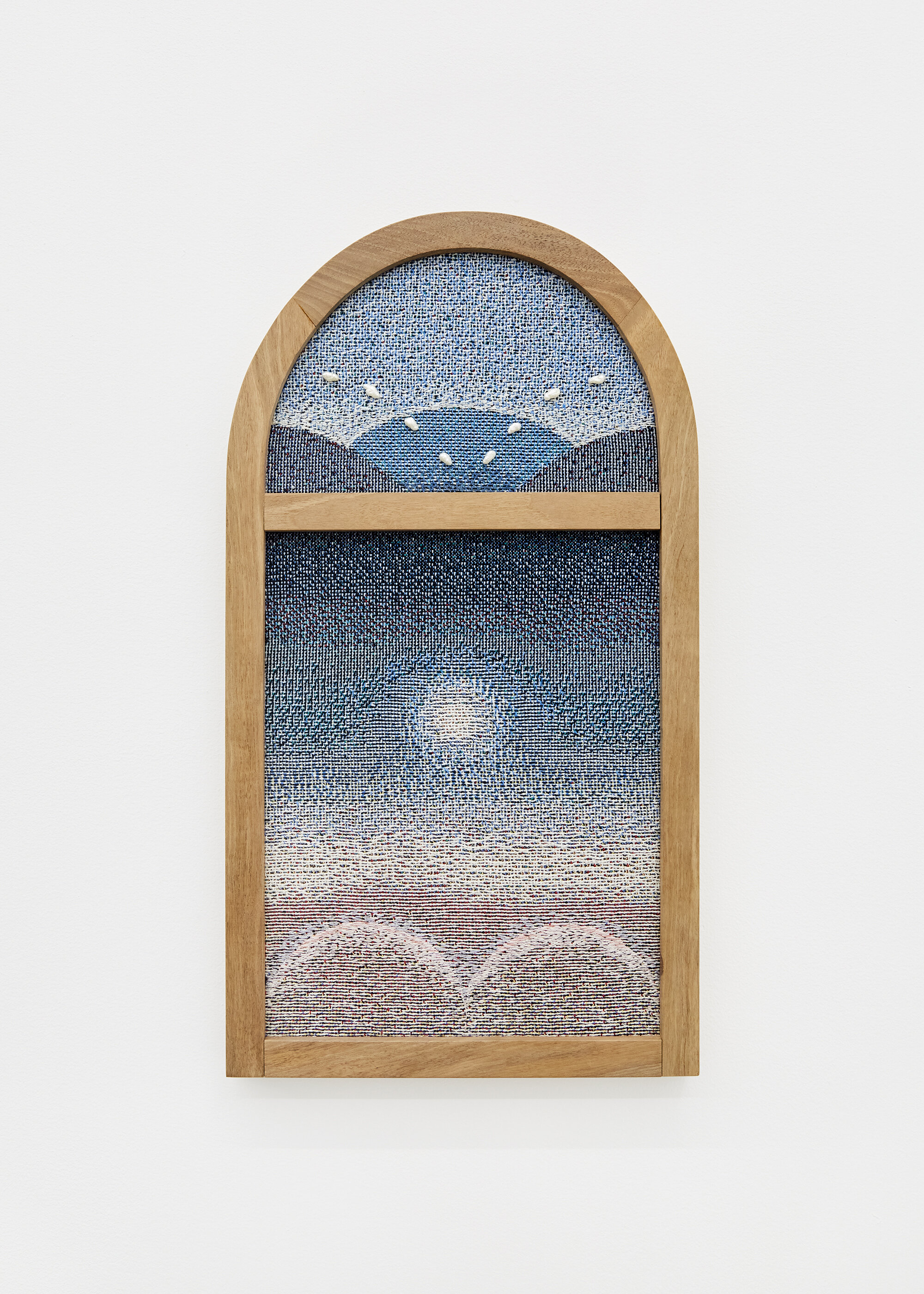  Charlotte Edey,  Altar , 2020. Woven jacquard tapestry, silk, cotton, freshwater pearls, walnut frame, 24 x 47 cm  