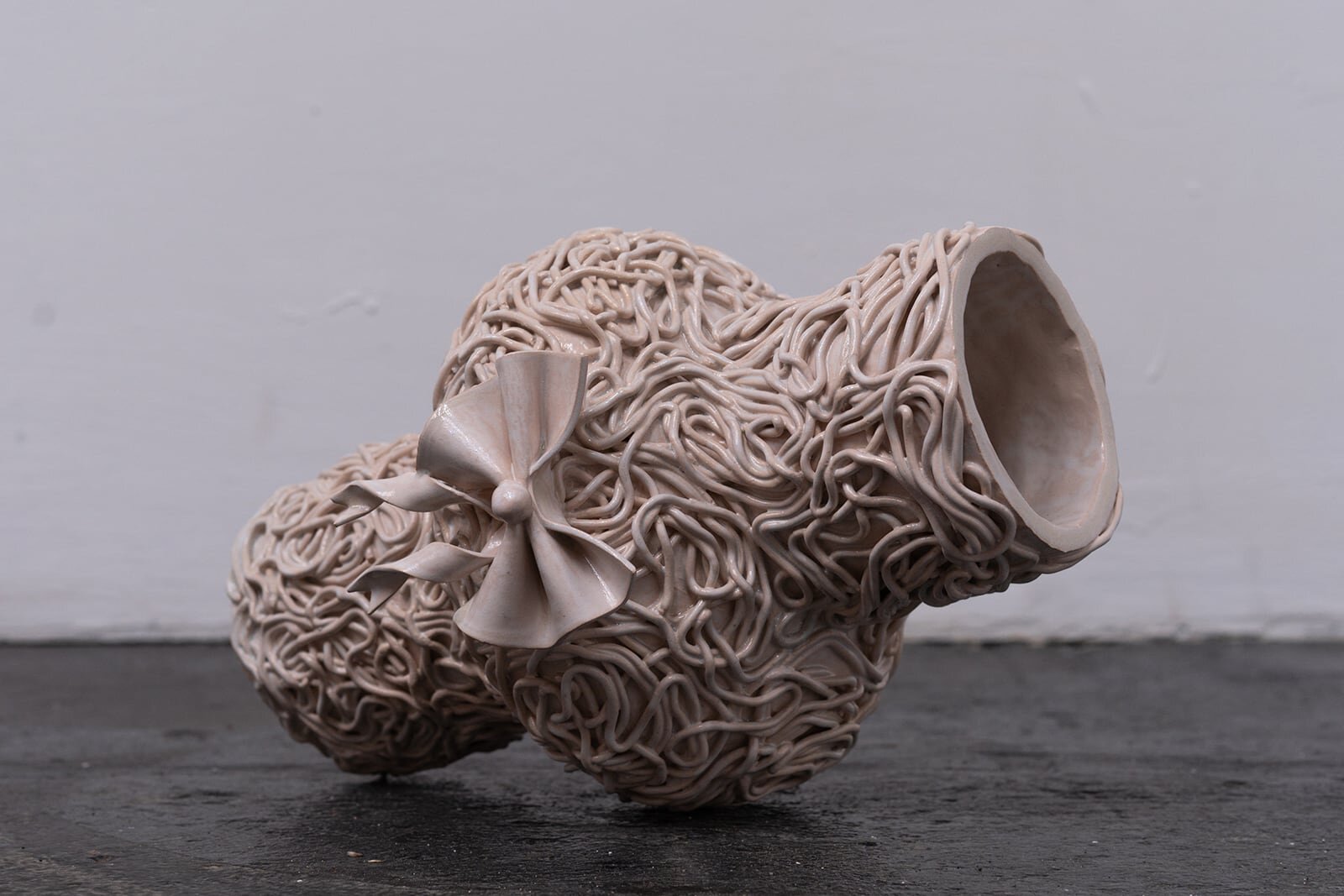  Sveta Tsepkalo, Untitled, 2020, glazed ceramics, 17x17x29 cm. 