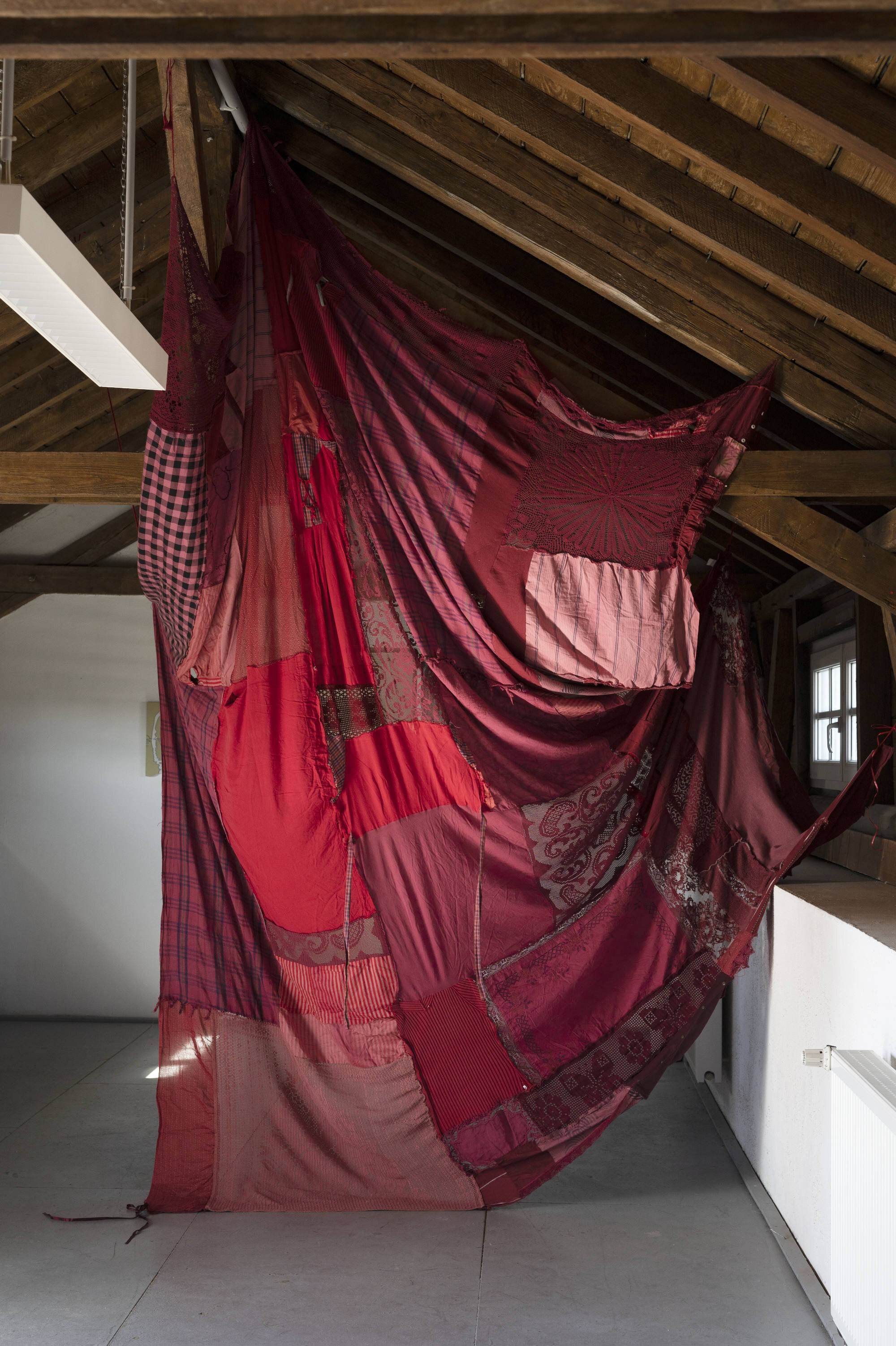  Anna Hostek, SOUR CHERRY LIQUEUR, 2020, collected textile,, 380 x 320 cm 
