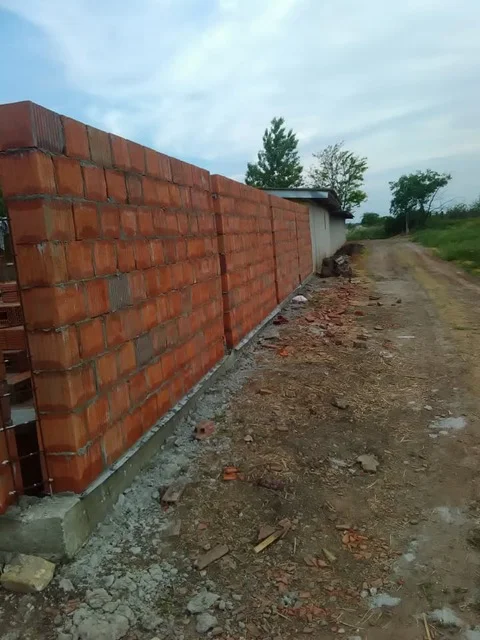 Construction d'un enclos pour chiens en difficulté