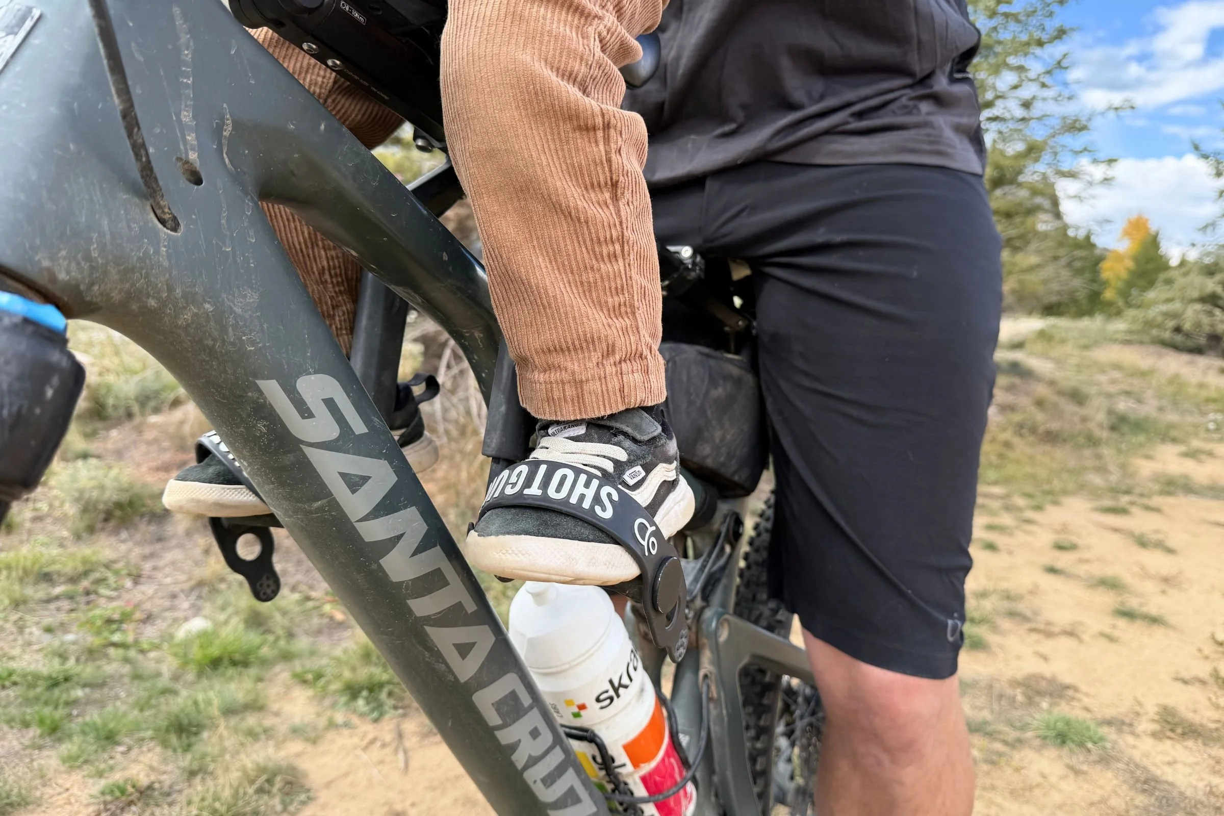 A closeup of the footholds of the Kids Ride Shotgun Shotgun Pro EVO 2-in-1 bike seat.