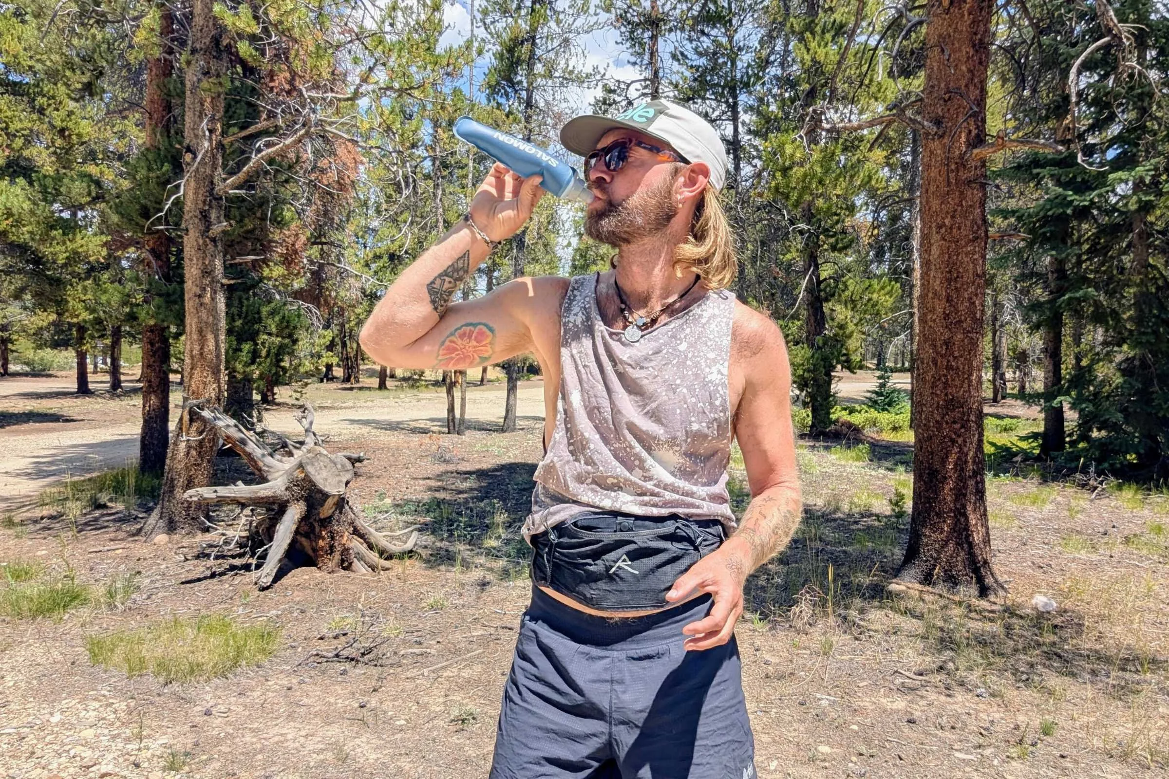 Runner drinking out of the Salomon Soft Flask 250mL