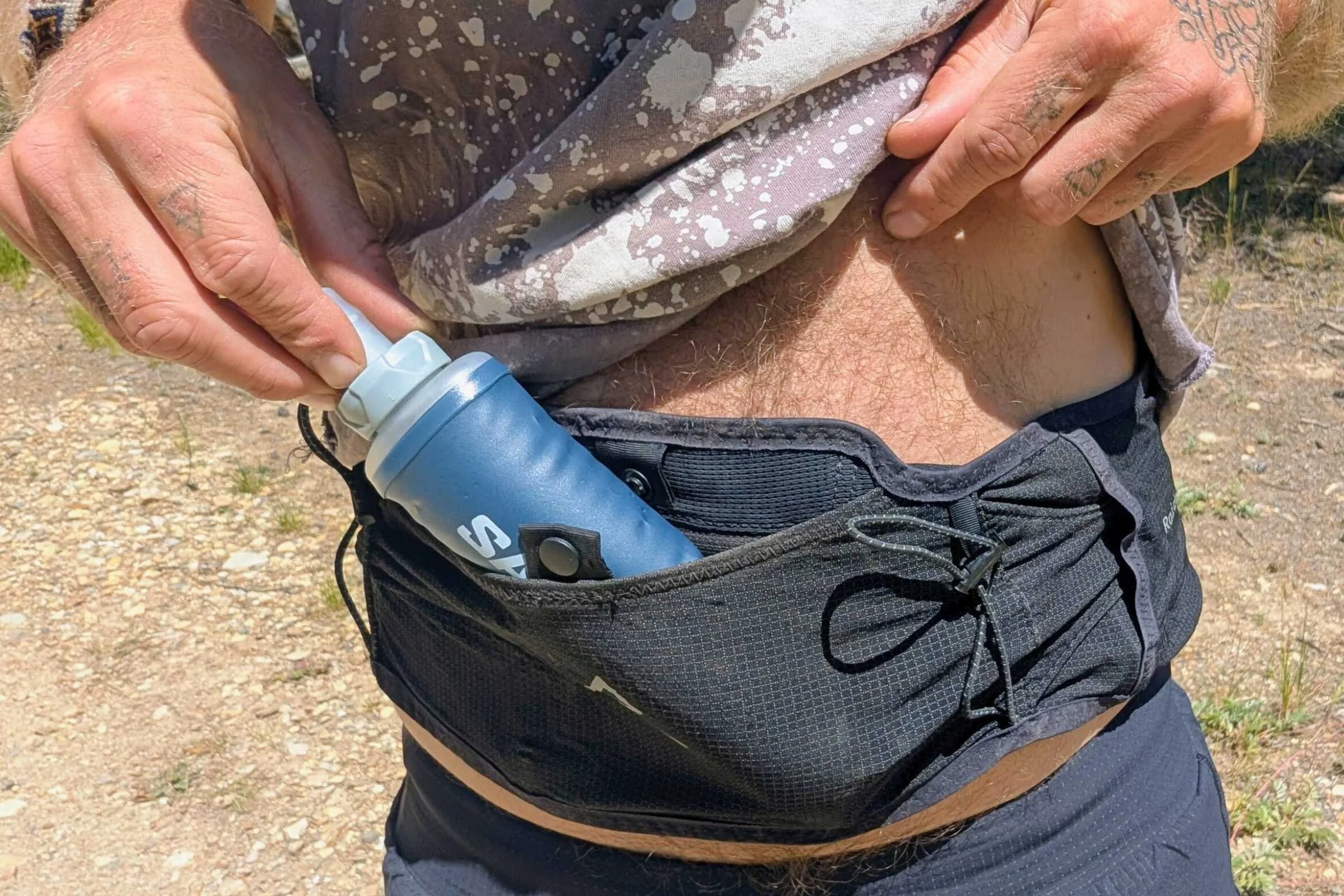 Putting the Salomon Soft Flask 250mL in a running belt