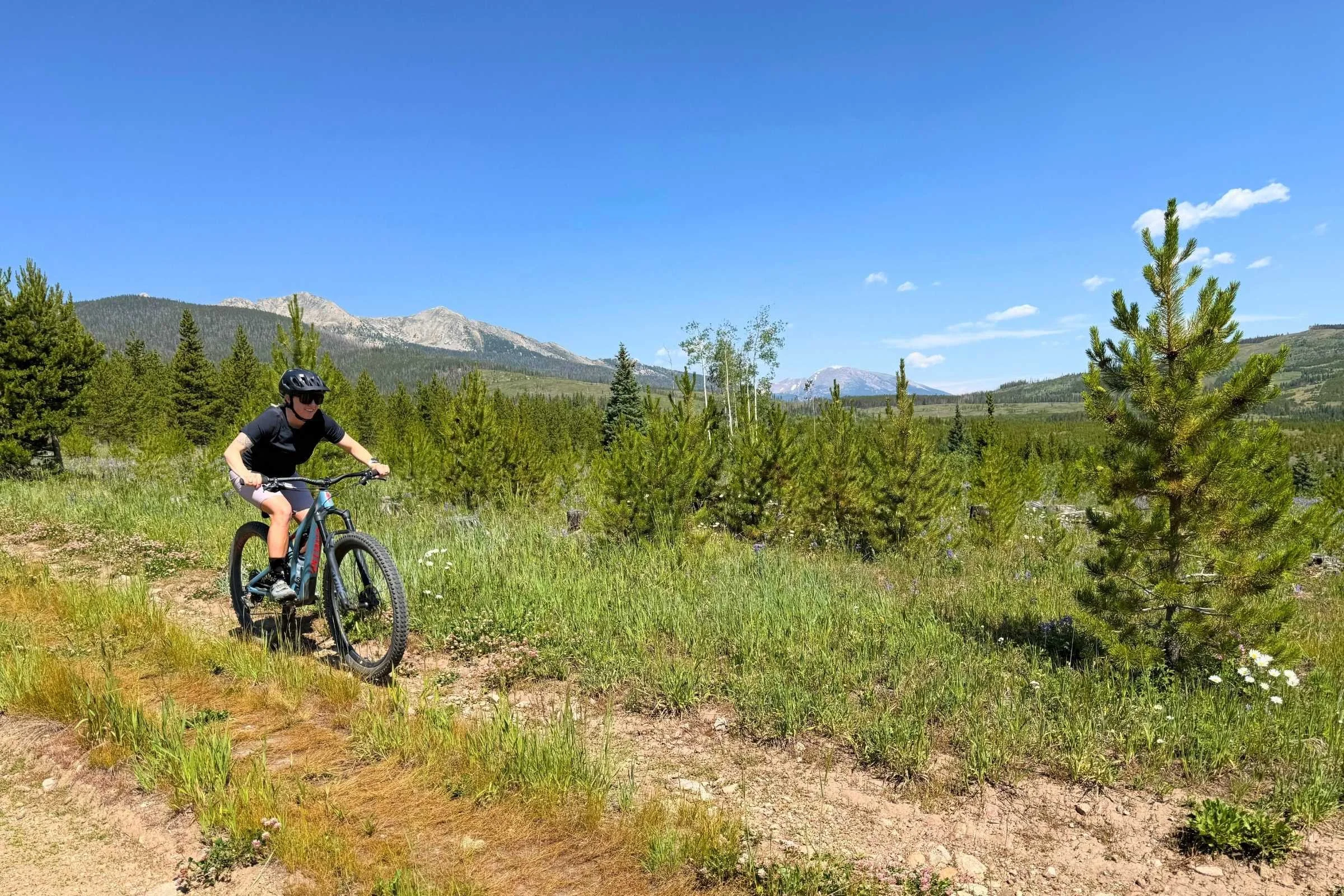 The author, our primary women’s tester, loves the Salida jersey for everyday trail rides. Photo by Jon Stockwell.