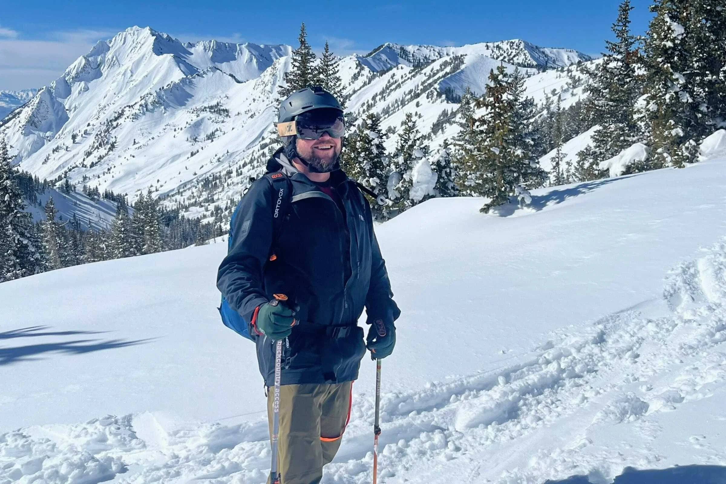   Man on the slopes wearing the Ortovox AVABAG LiTRIC Tour 40L  