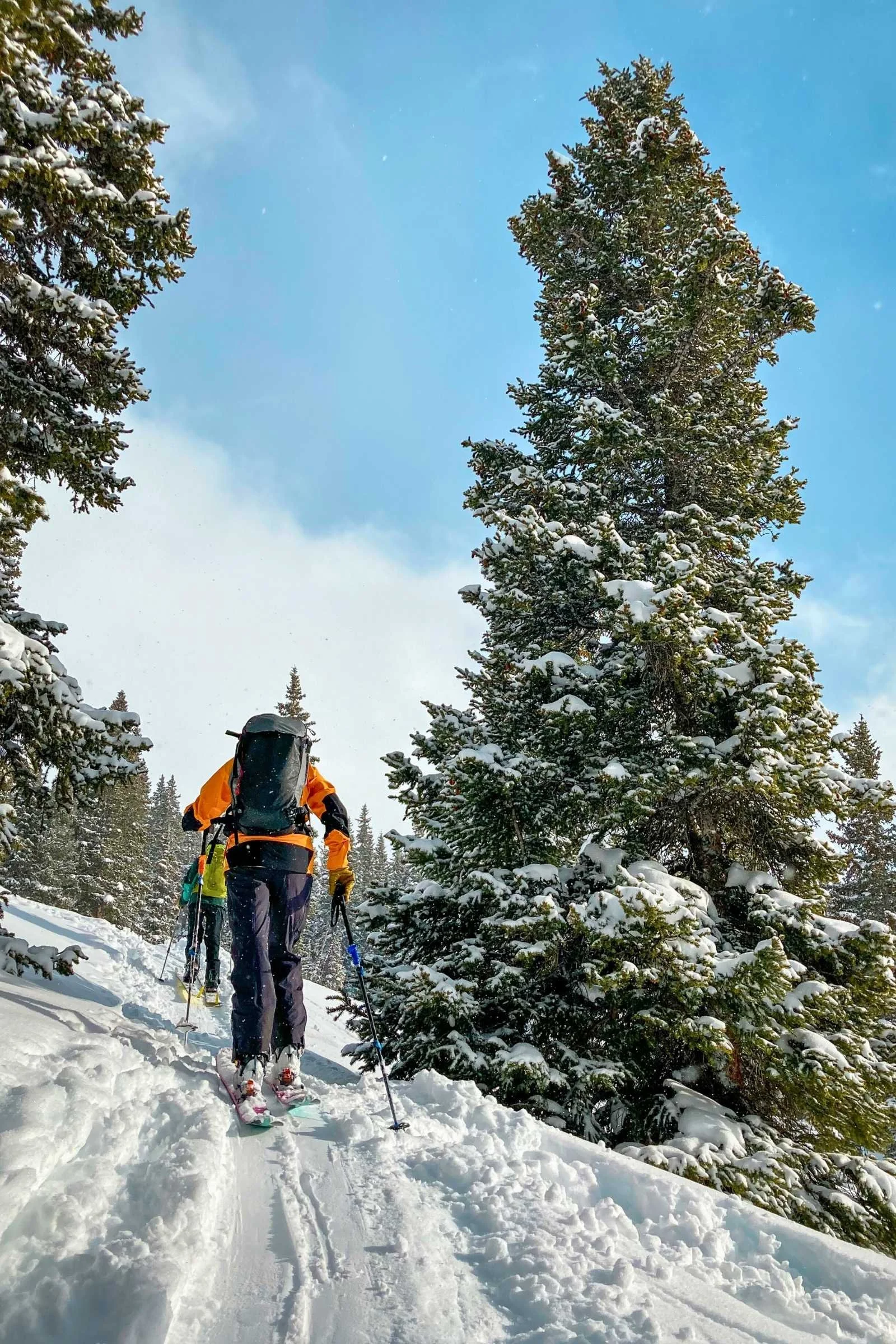   Dani Reyes-Acosta showing the suitcase style zip on the Osprey Sopris Pro ski backpack.   