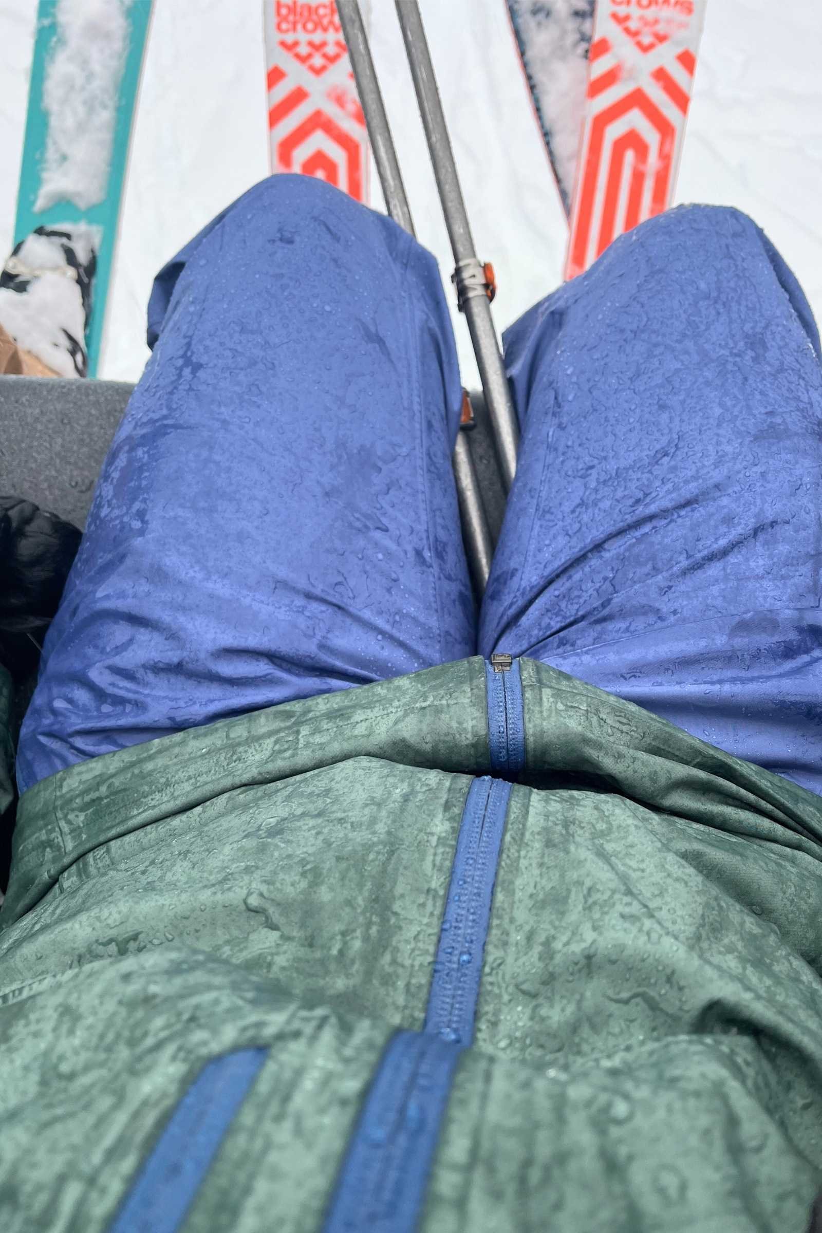   The Patagonia Powder Town ski jacket held up to extremely wet weather. We were impressed by the level of waterproofing in this year’s H2No waterproofing. This waterproof fabric has a fabric base of recycled materials. It’s also one of the only ski 