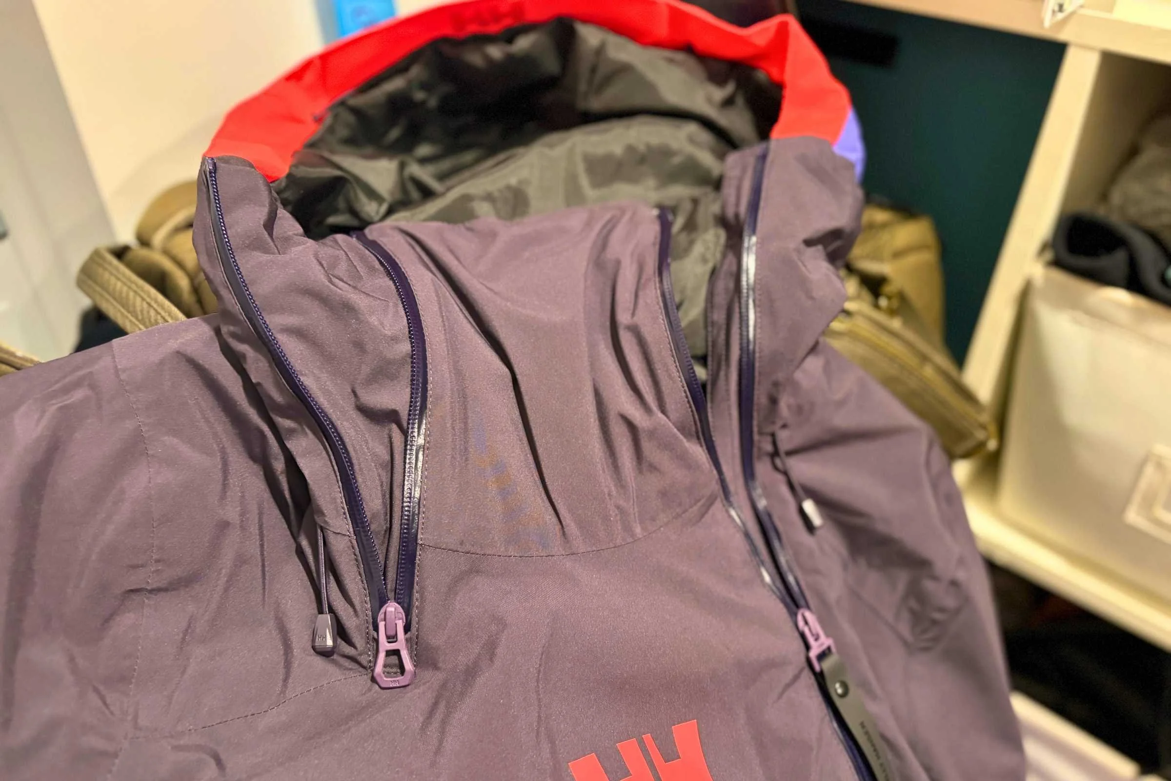  Helly Hansen Powchaser 2.0 ski jacket hood and collar detail  