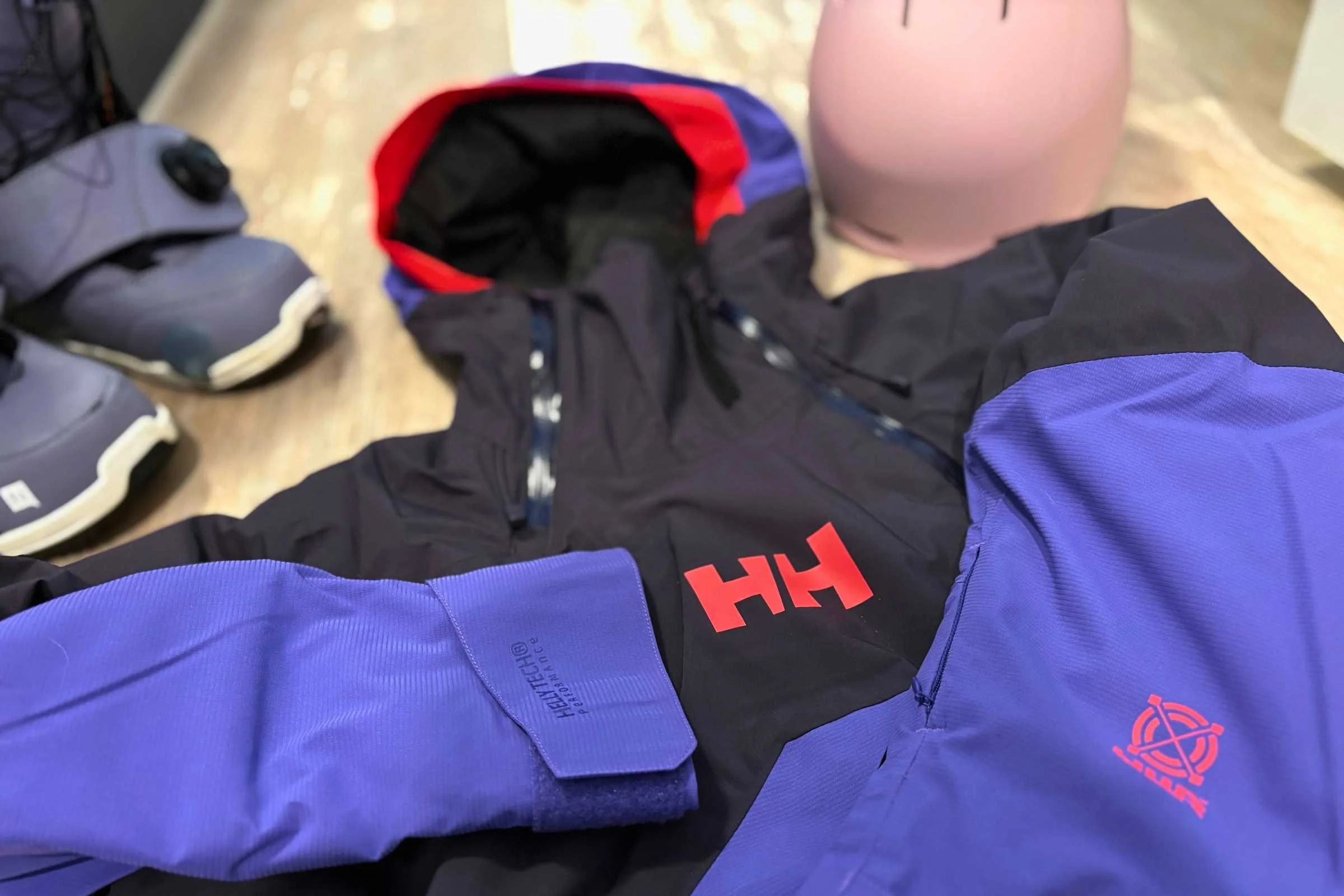   Helly Hansen Powchaser 2.0 jacket sleeve and chest and sleeve detail  