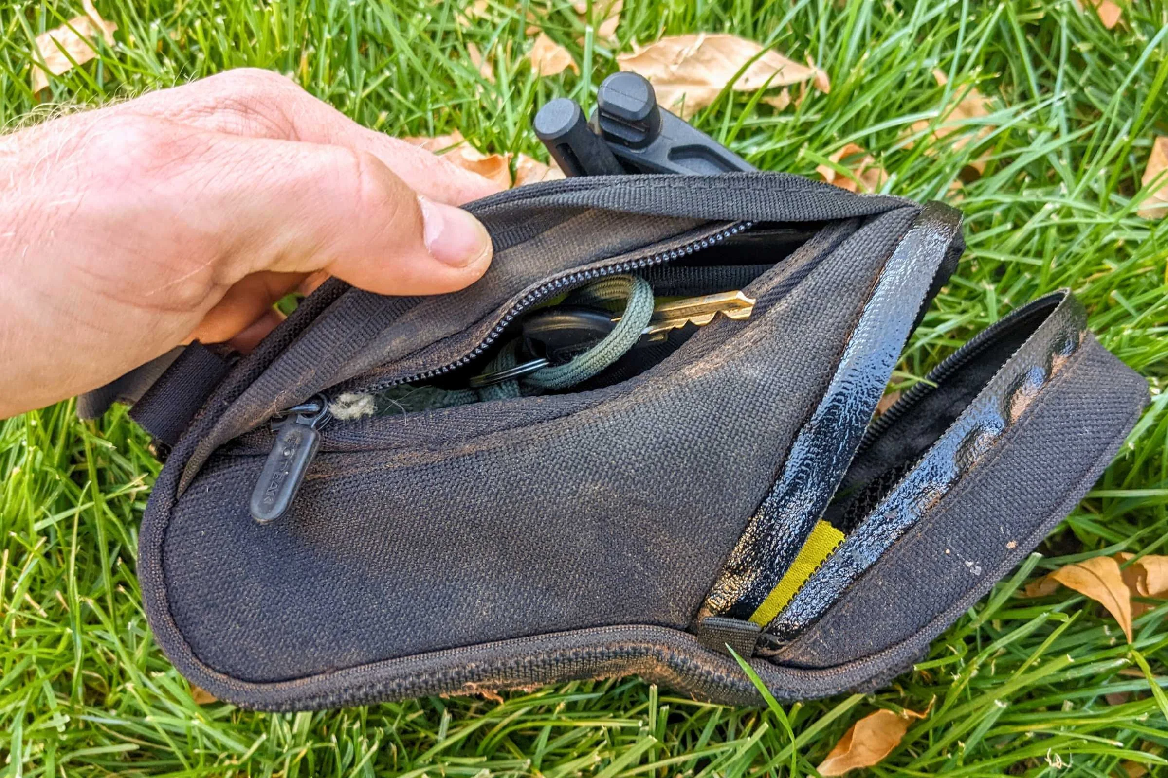   One of the things we liked about the Topeak Aero Wedge is the ability to store your tools and still allow you full use of your dropper post.  