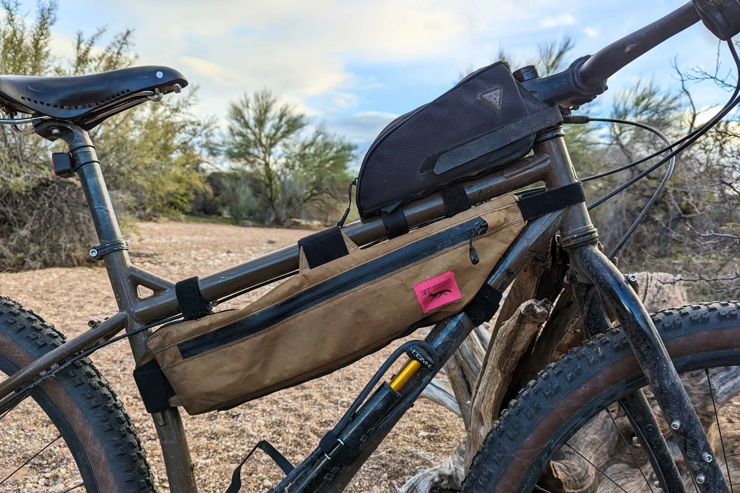   The Swift Industries bike bag has extra attention to detail we didn’t see in other bike bags like extra material to stiffen it along the top and downtube-facing corner to prevent sagging.  