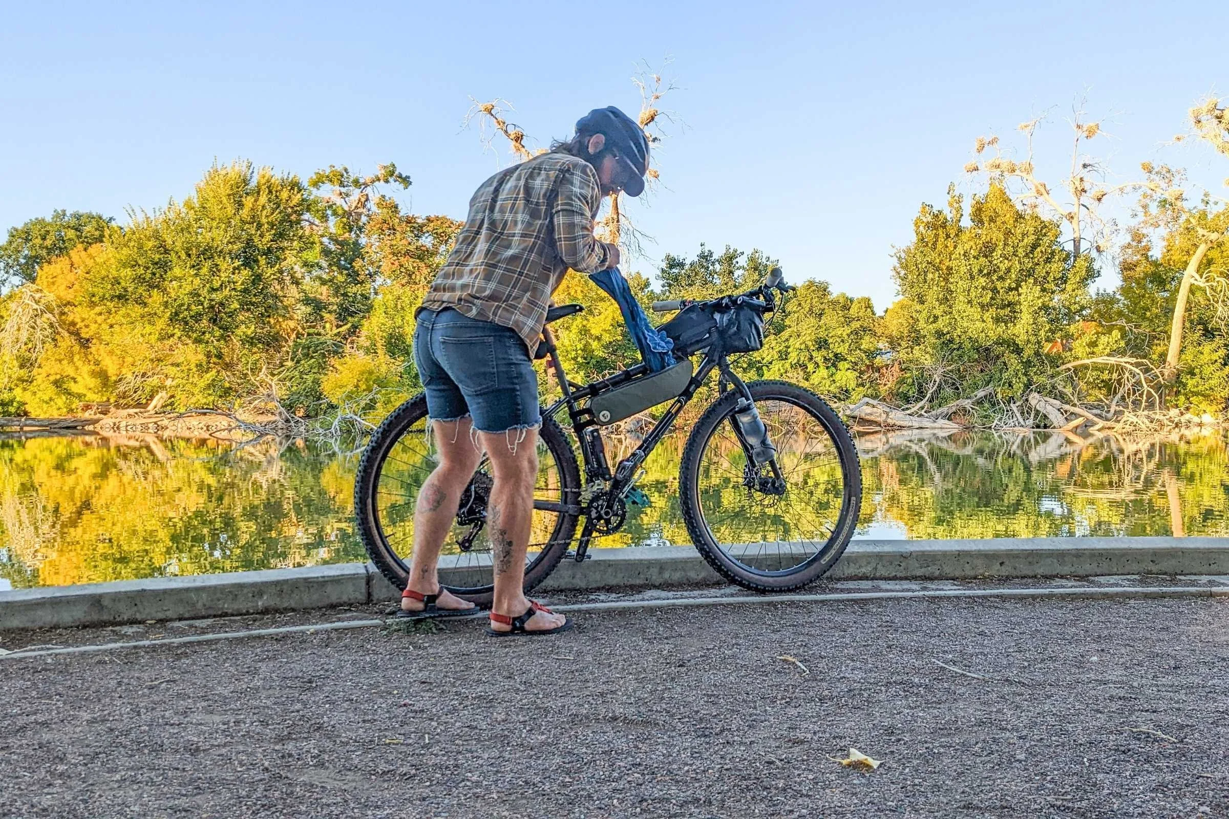   The Specialized-Fjallraven collaboration half frame bag is simple but effective frame bag well-suited for riding around town and commuter trails.  