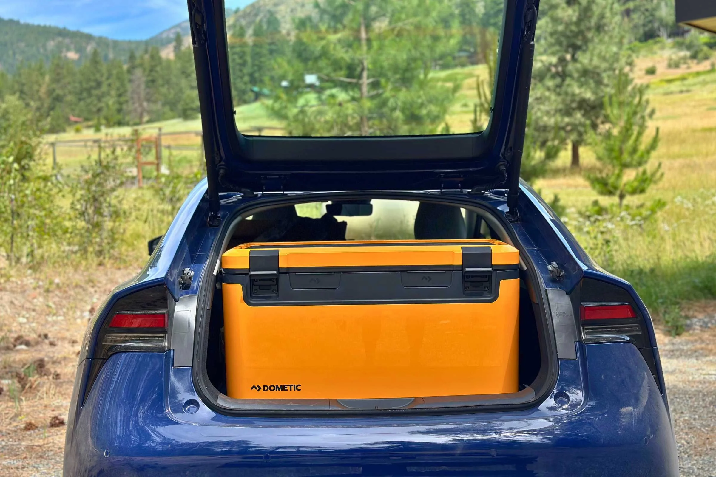   A front view of the Dometic Recon 69L cooler.  