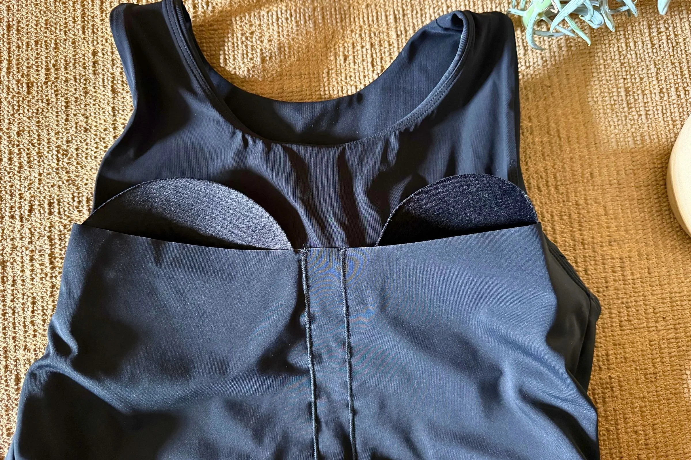   The removable cups in the FSTBra are very easy to adjust, which is a refreshing change from most other sports bras we’ve tested.  