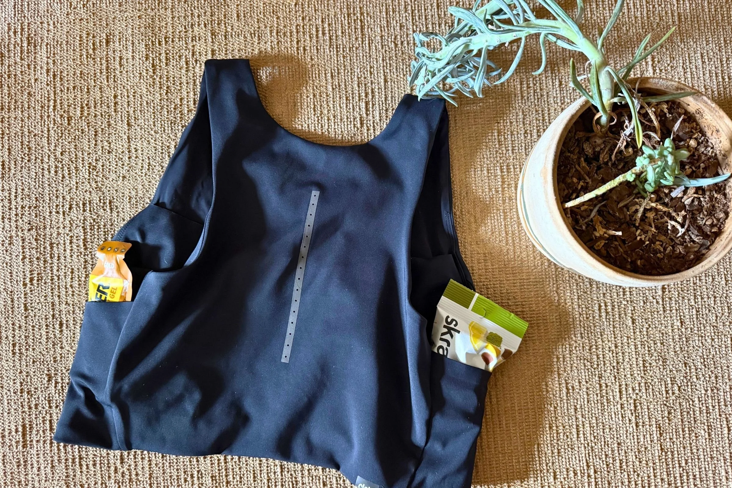   We love the side pockets on the FSTBra, we just wish there were also a phone pocket in the back.  